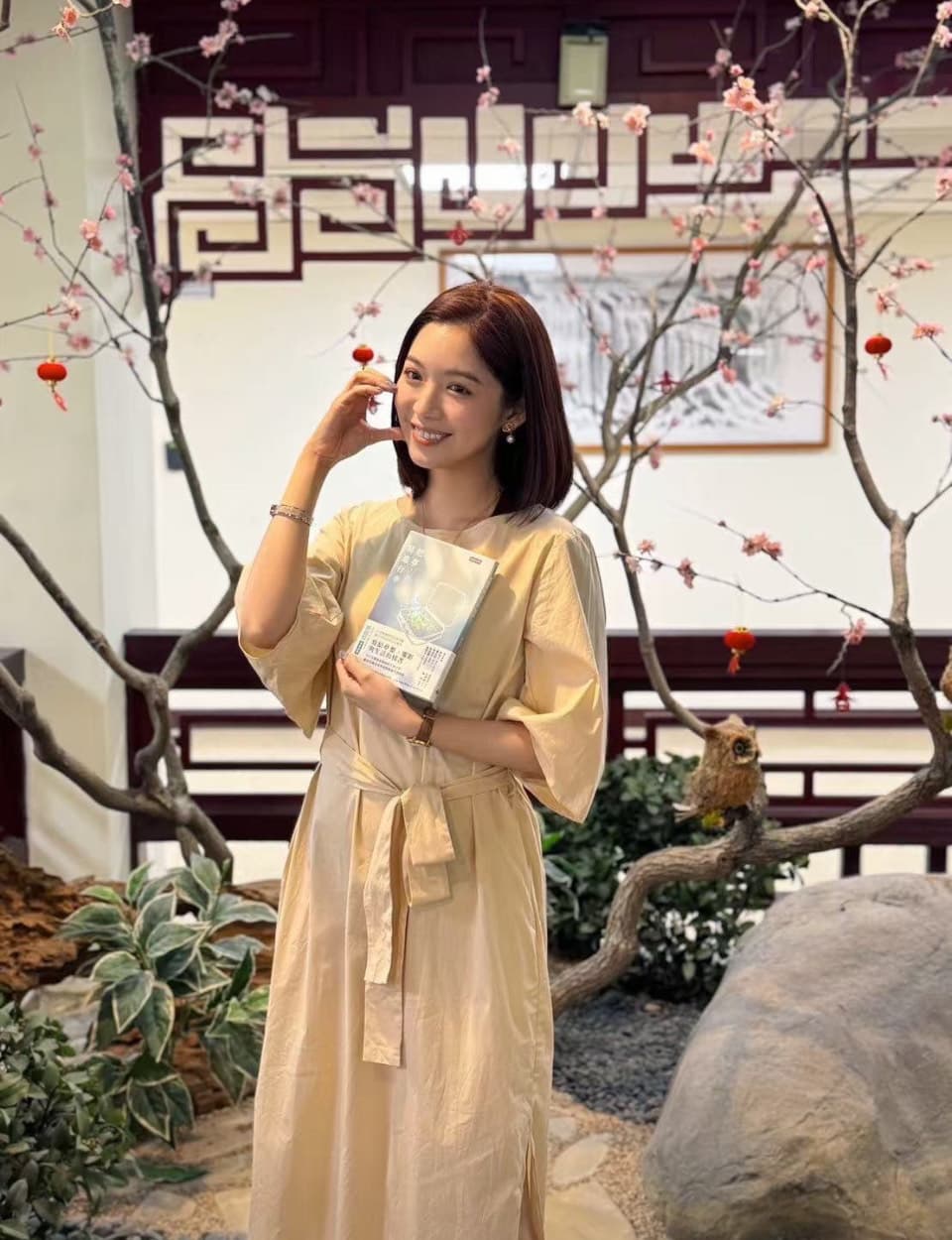 劉倩妏將8年來的故事化作詩詞, 出版詩集《把夢,裝進行李》。(移民署提供)