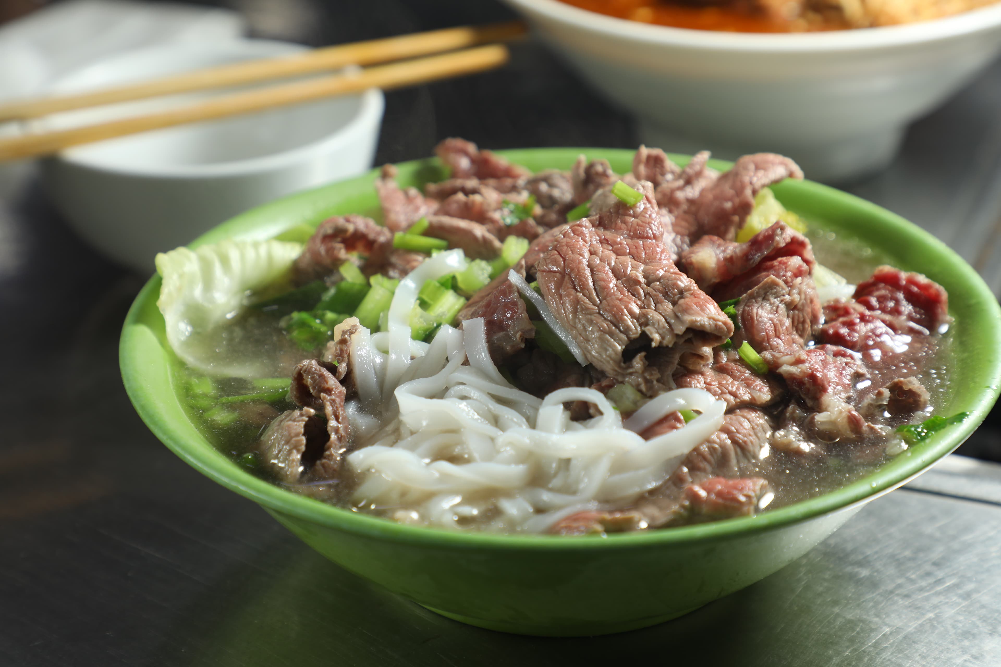 「新鮮切牛肉粉」的牛肉蓋滿碗面,入口鮮甜,湯頭也很甘美。(港幣160元/碗)