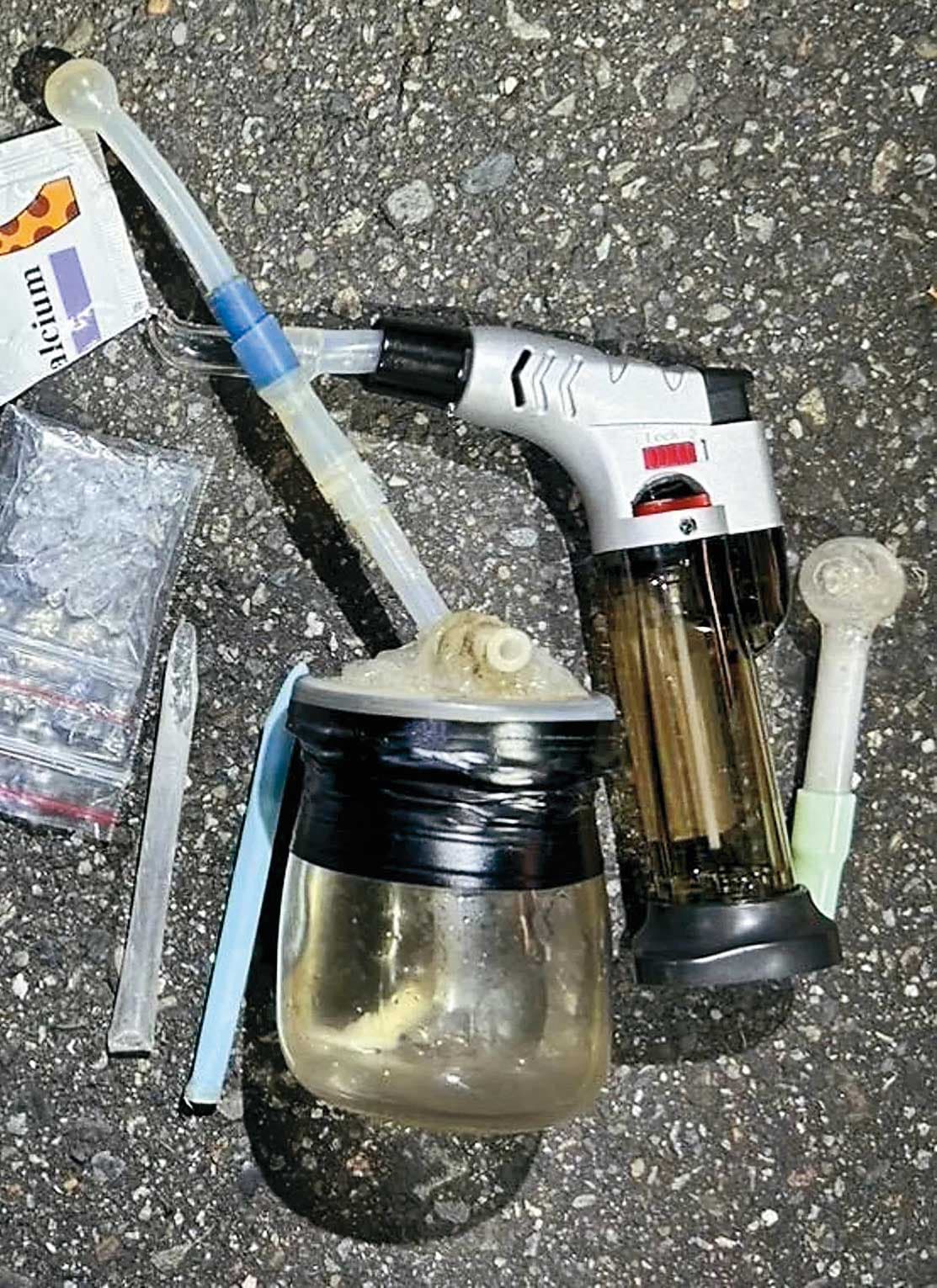 傳統毒品多半是用針孔注射、鼻腔吸入,甚至需要特殊器具,施用者為避人耳目還需找隱蔽空間。(警方提供)