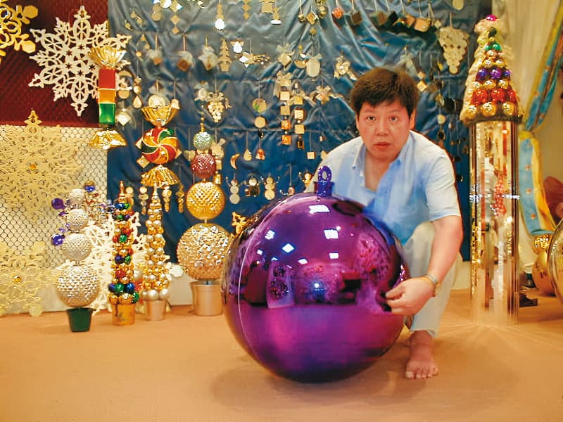 張松田從小吊飾延伸做到大吊飾,也打入商業空間布置。(聯瑩提供)