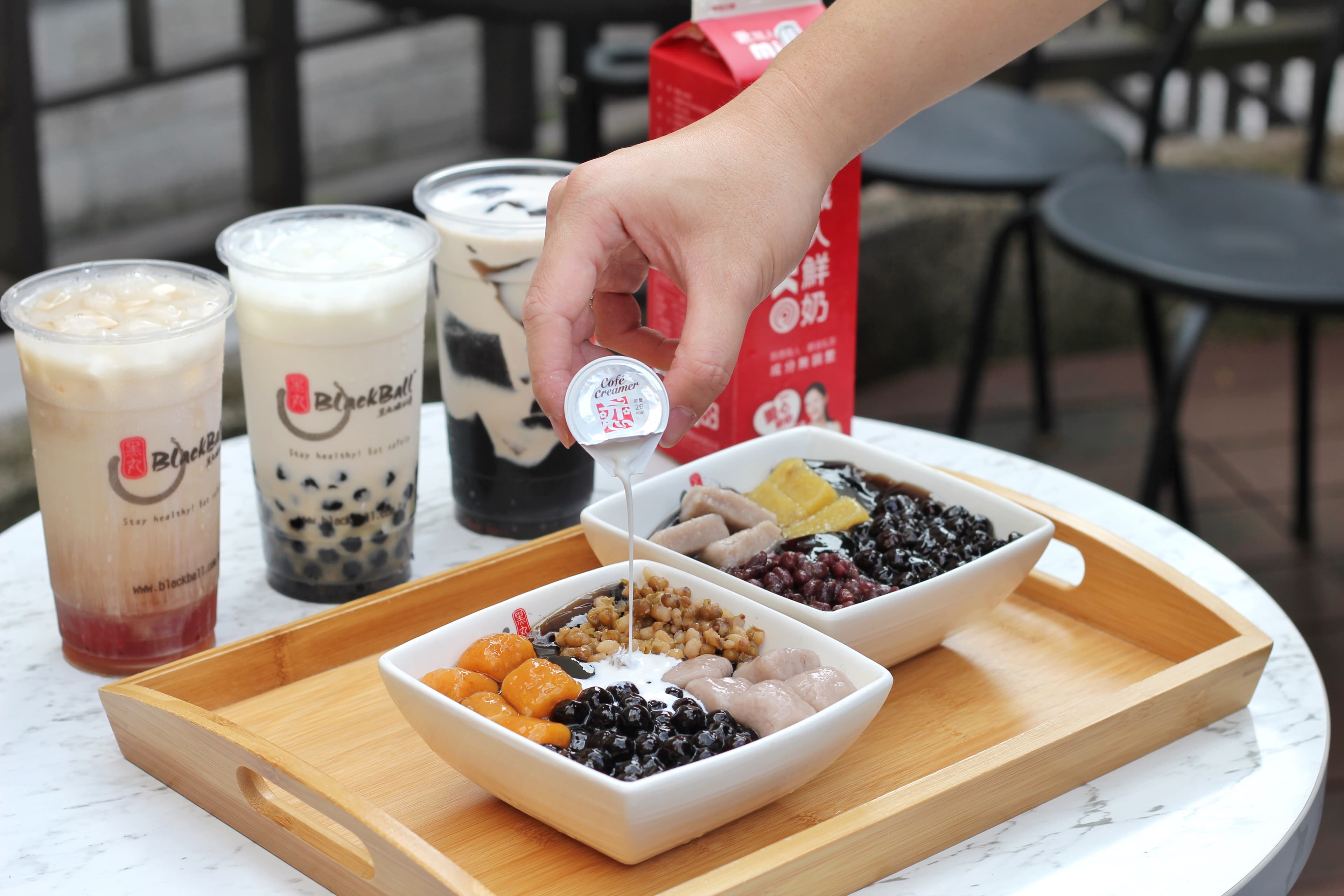 開元食品熱銷戀職人牛奶球與黑丸嫩仙草合作,濃郁奶香搭上滑嫩仙草,期間更有多款人氣IP助陣。(開元食品提供)