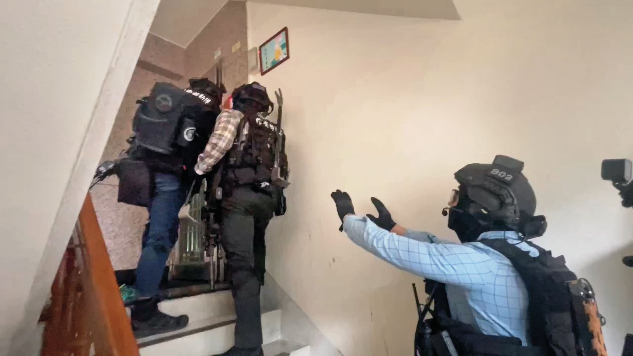 警方荷槍實彈,對黃鶴樓集團的犯罪據點進行攻堅、搜索。(刑事局提供)