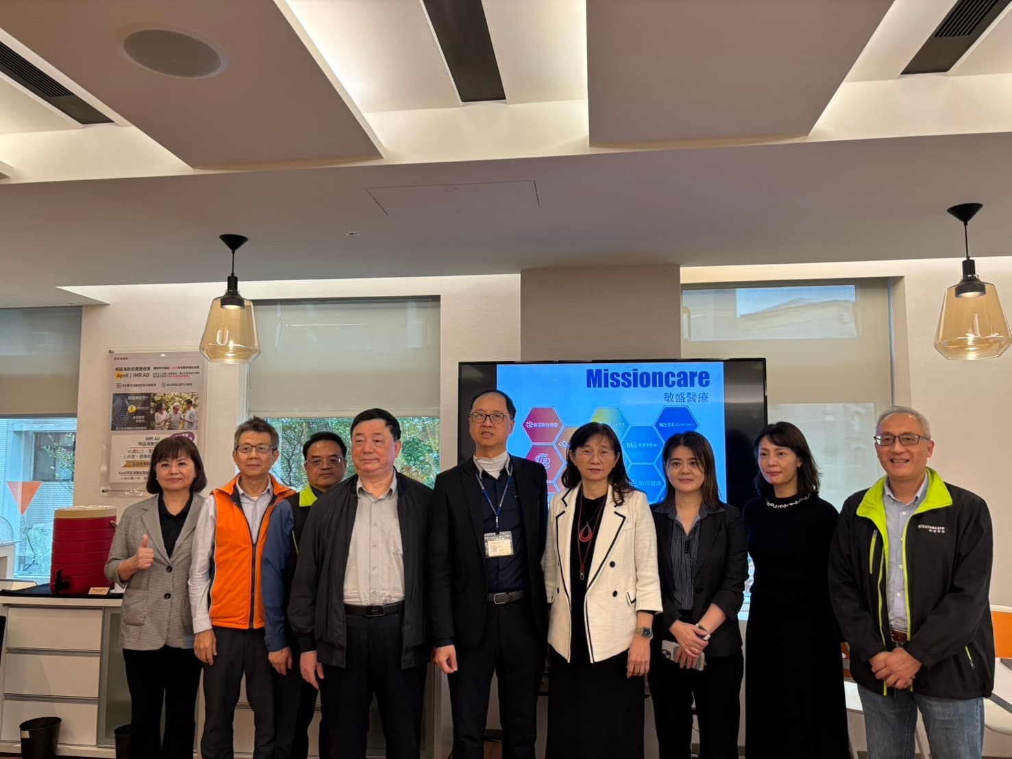盛弘總經理劉慶文(左4)將與敏盛醫療機構旗下各單位主管,共同打造敏盛下一個50年。