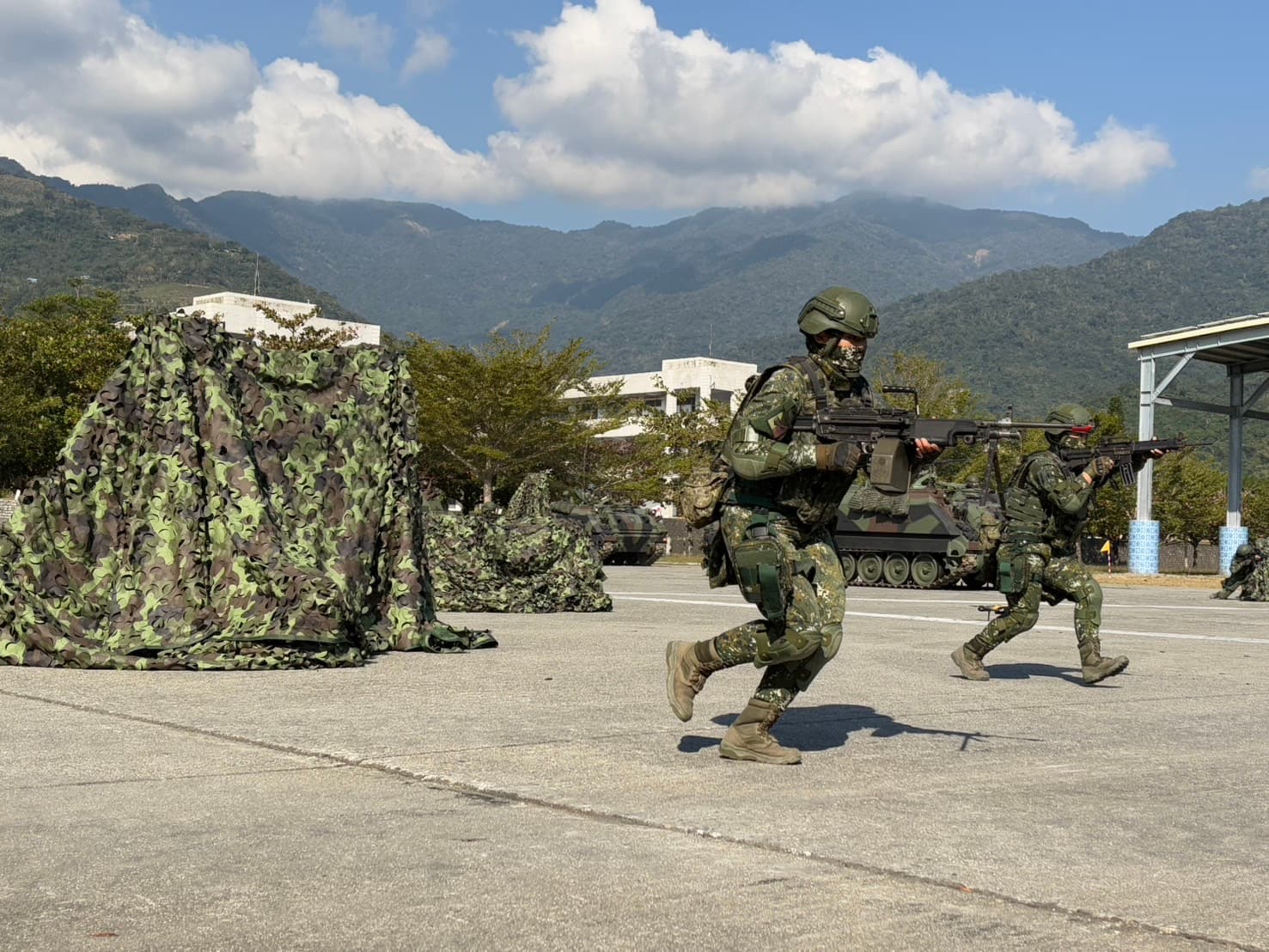 賴清德視察陸軍台東地區指揮部操演。