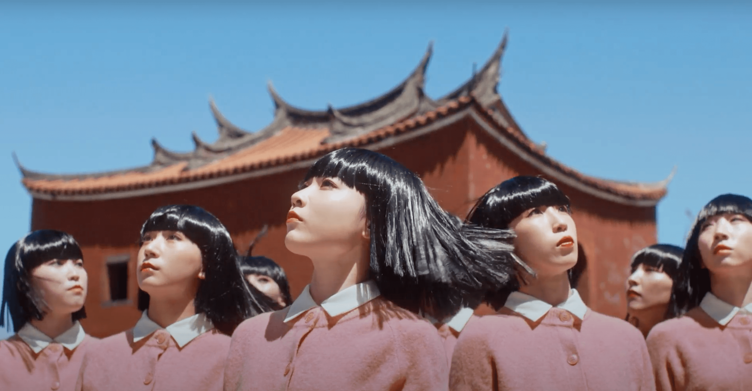 Avantgardey舞團身上穿的，是GU今年秋冬主打單品「PUFFY TOUCH多彩針織系列」中的女裝圓領開襟外套。（GU Taiwan提供）