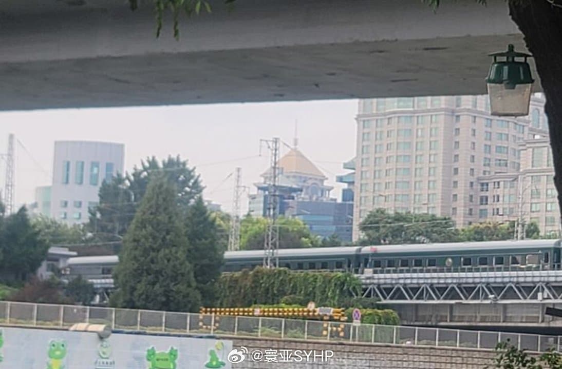 金正恩搭乘防彈列車跨越中韓國境。(翻攝微博)
