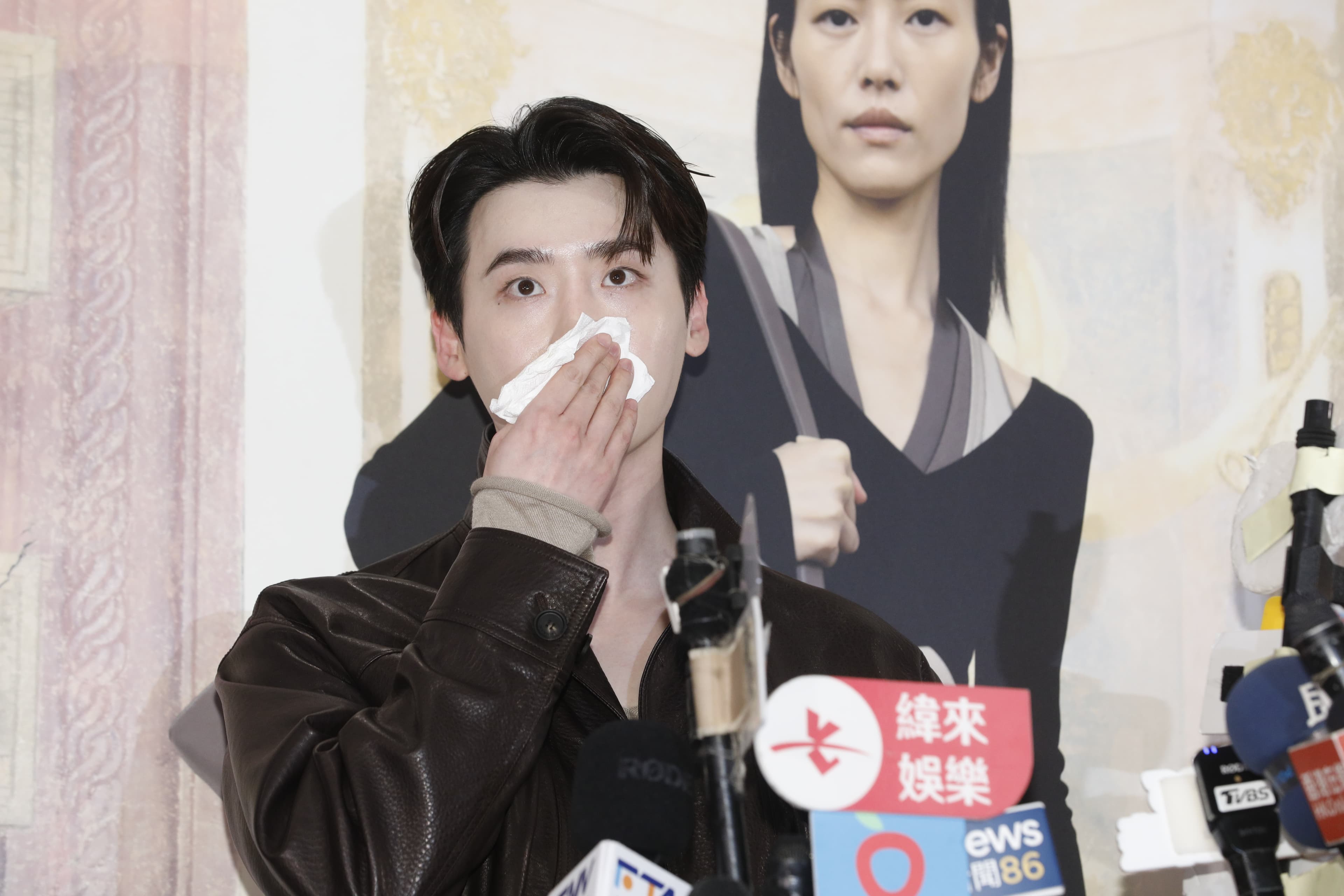 熱到出汗的李鍾碩,只好邊受訪邊擦汗。