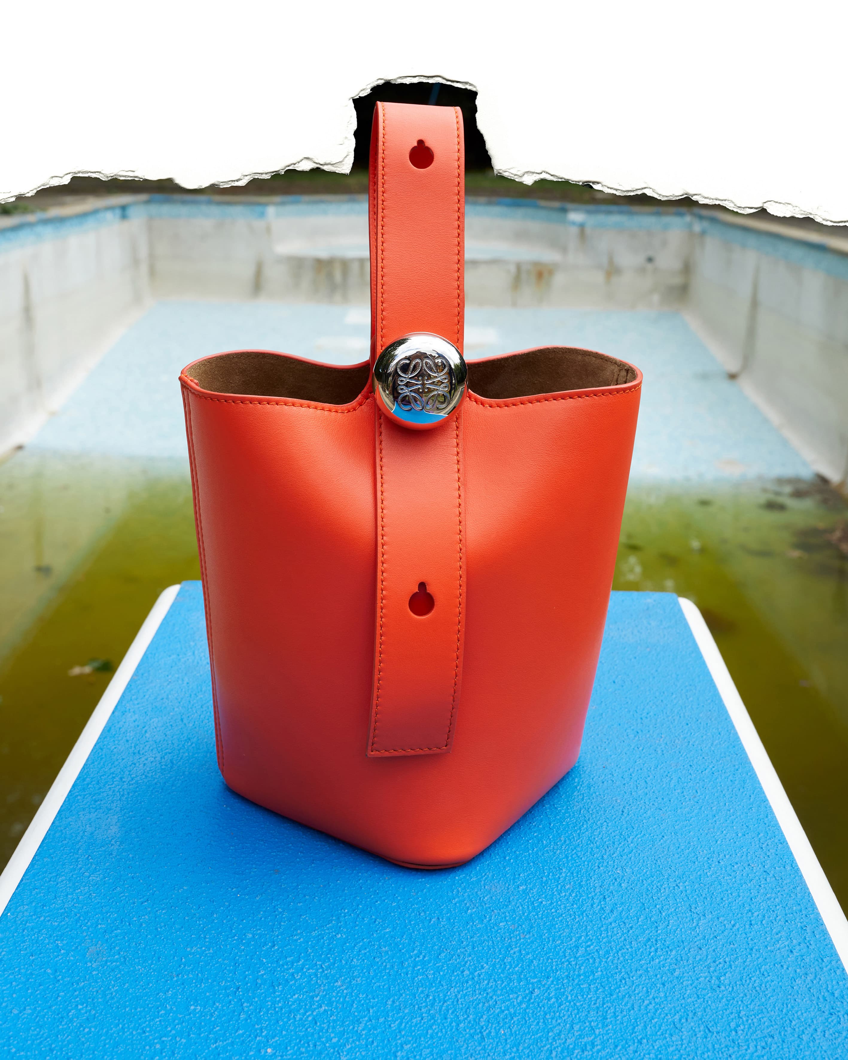 LOEWE Pebble水桶包2024的早春系列形象廣告。(LOEWE提供)