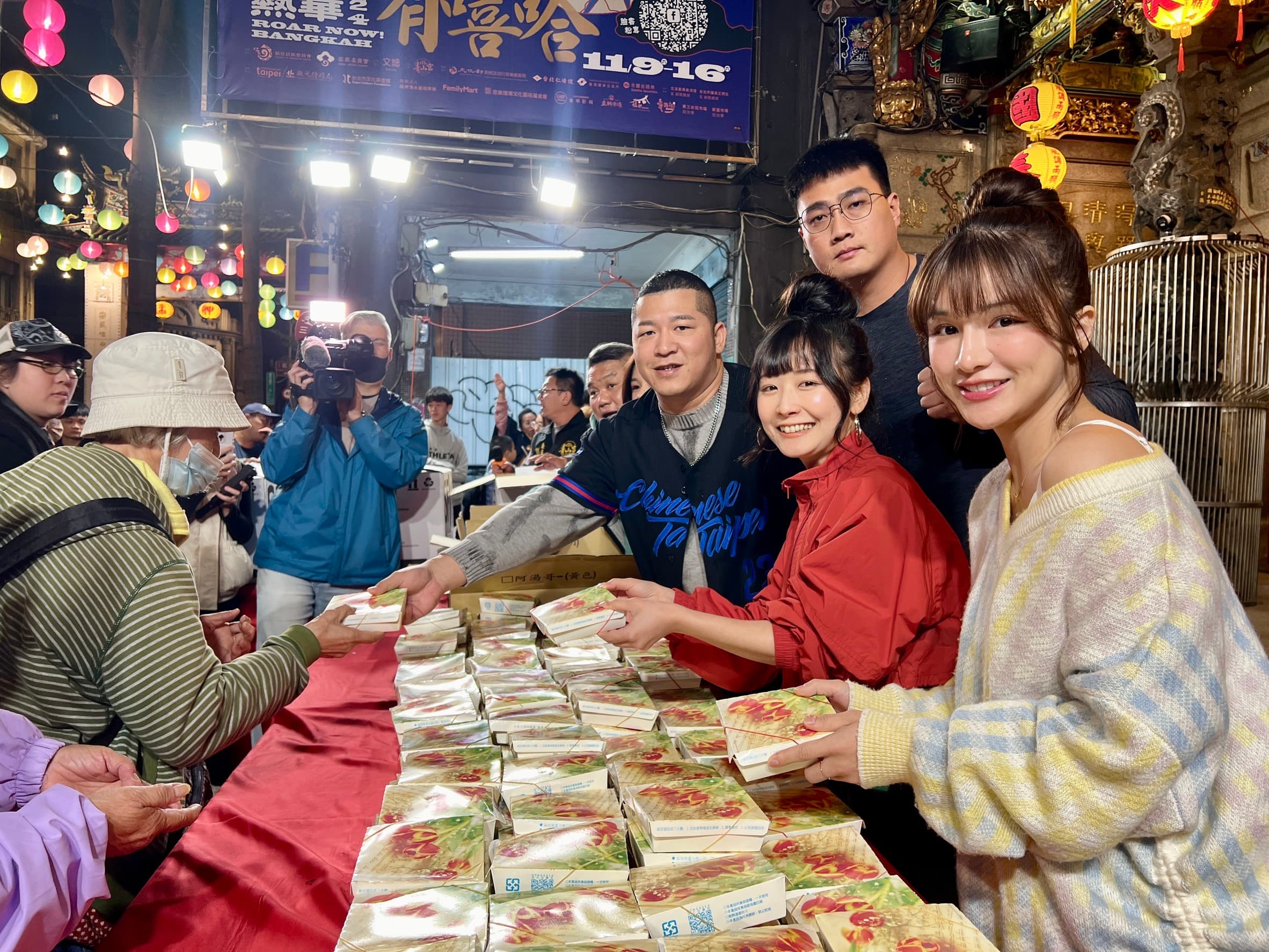 草爺發豬腳，林岱縈（前）也以行動支持在現場幫忙。（紅心字會提供）