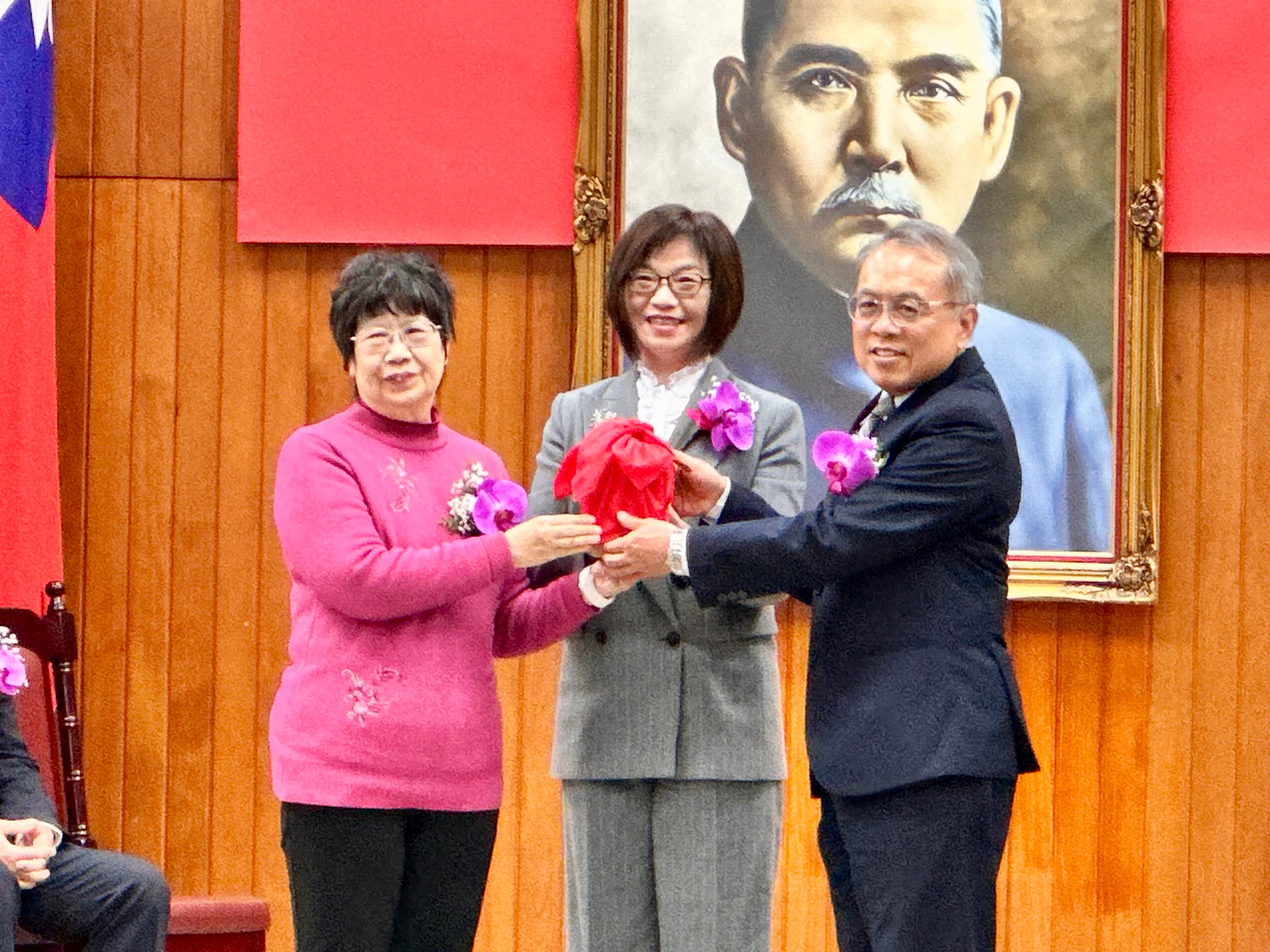 花蓮高分院院長許仕楓(左)卸任後由張國忠(右)升任。