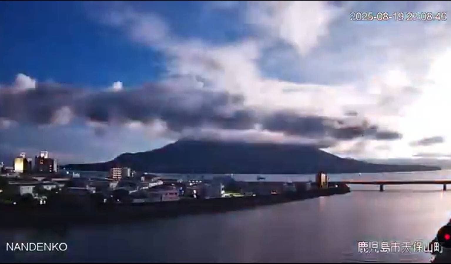 火球墜落瞬間，鹿兒島是如同回到白天。（翻攝X）