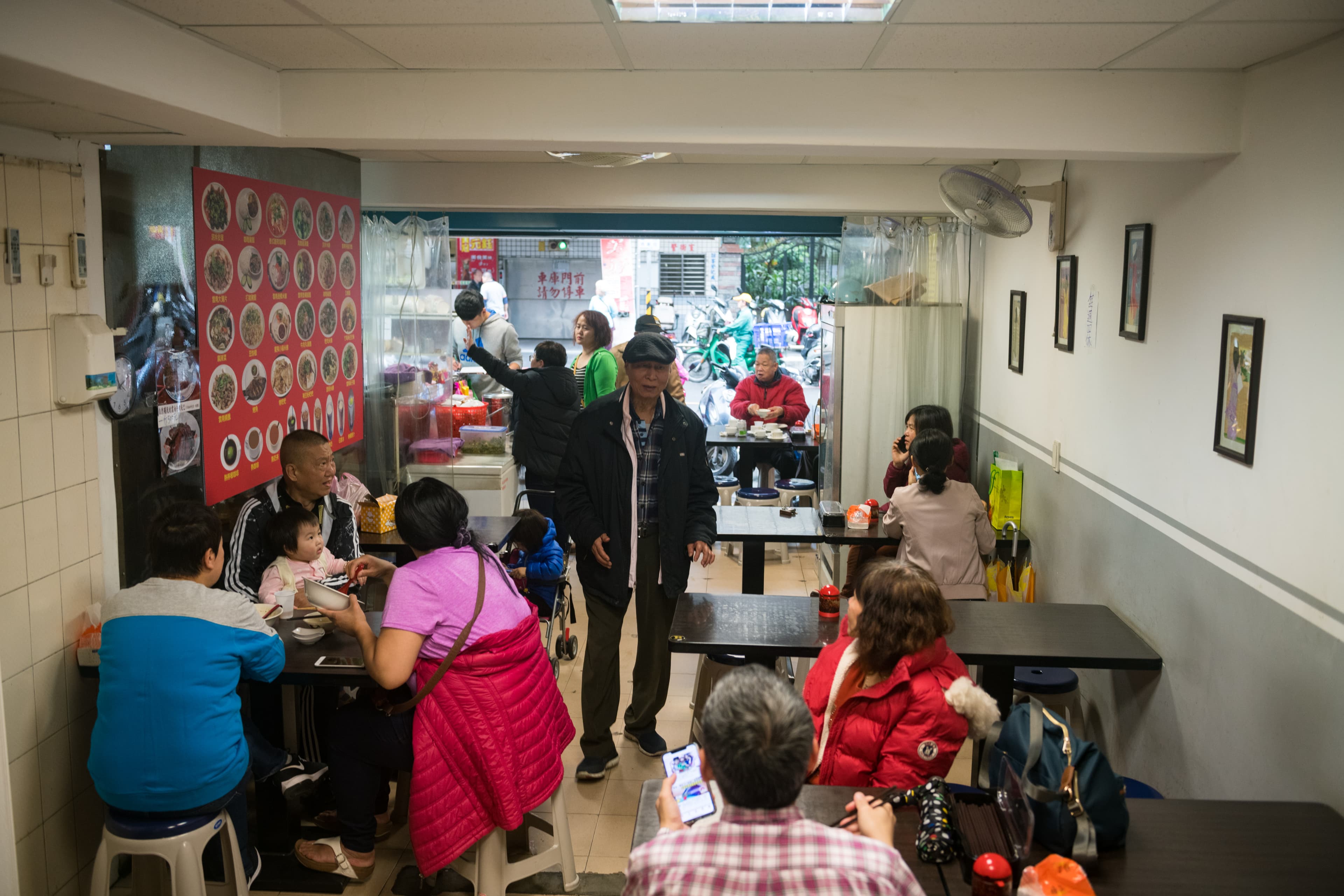 比起街上老牌小吃店,開業時間不算長,但人氣很高。