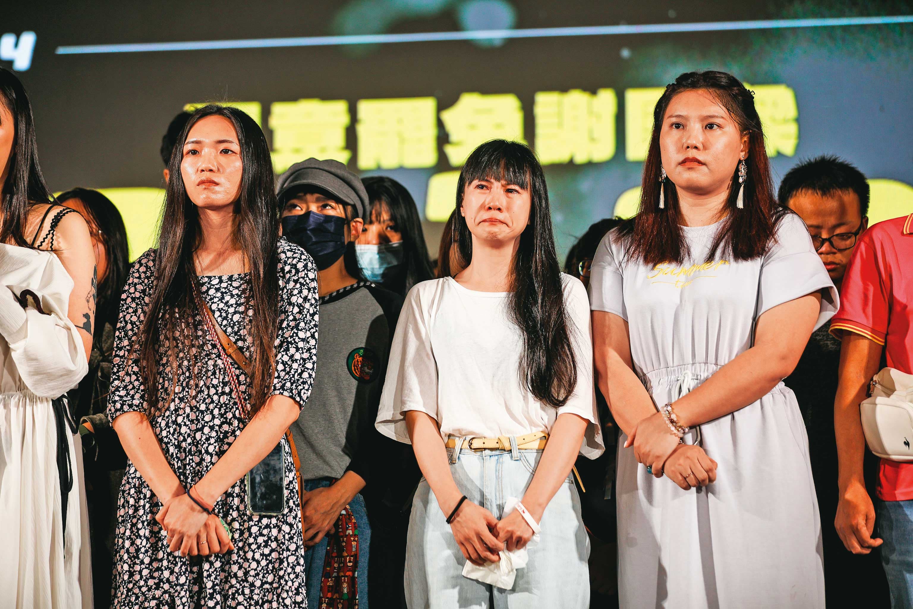 發動罷免的公民團體由學生、年輕上班族組成,得知罷樑案未過,面露哀悽。