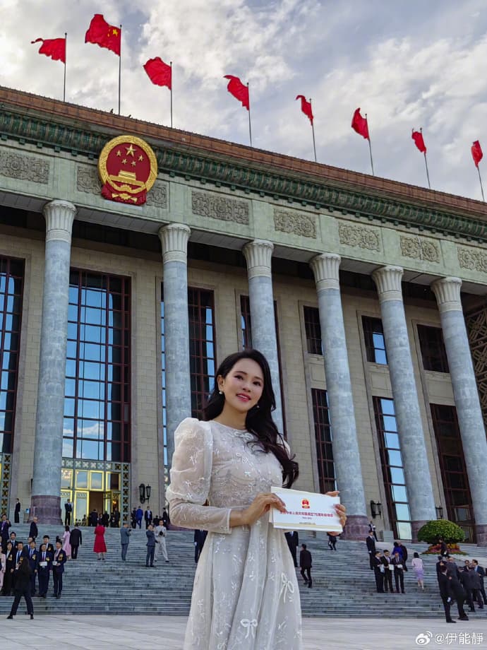 伊能靜受邀出席中國國慶招待會,現場聆聽習近平演說。(翻攝自伊能靜微博)