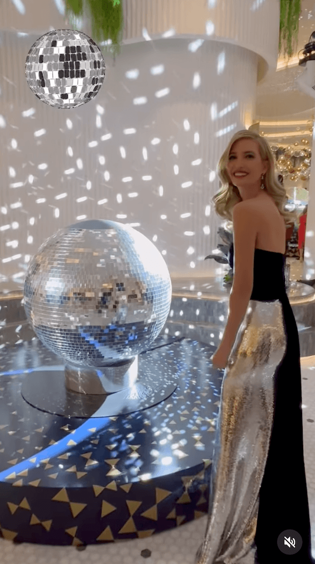 伊凡卡穿的禮服,跟迪斯可球很像。(翻攝Ivanka Trump IG)