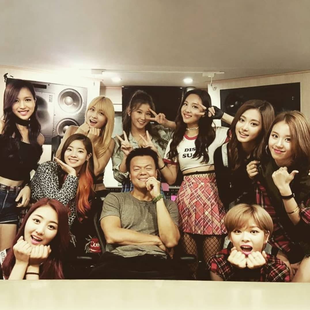 朴軫永一手培育TWICE,是JYP娛樂現最賺錢女團。(翻攝JYP IG)