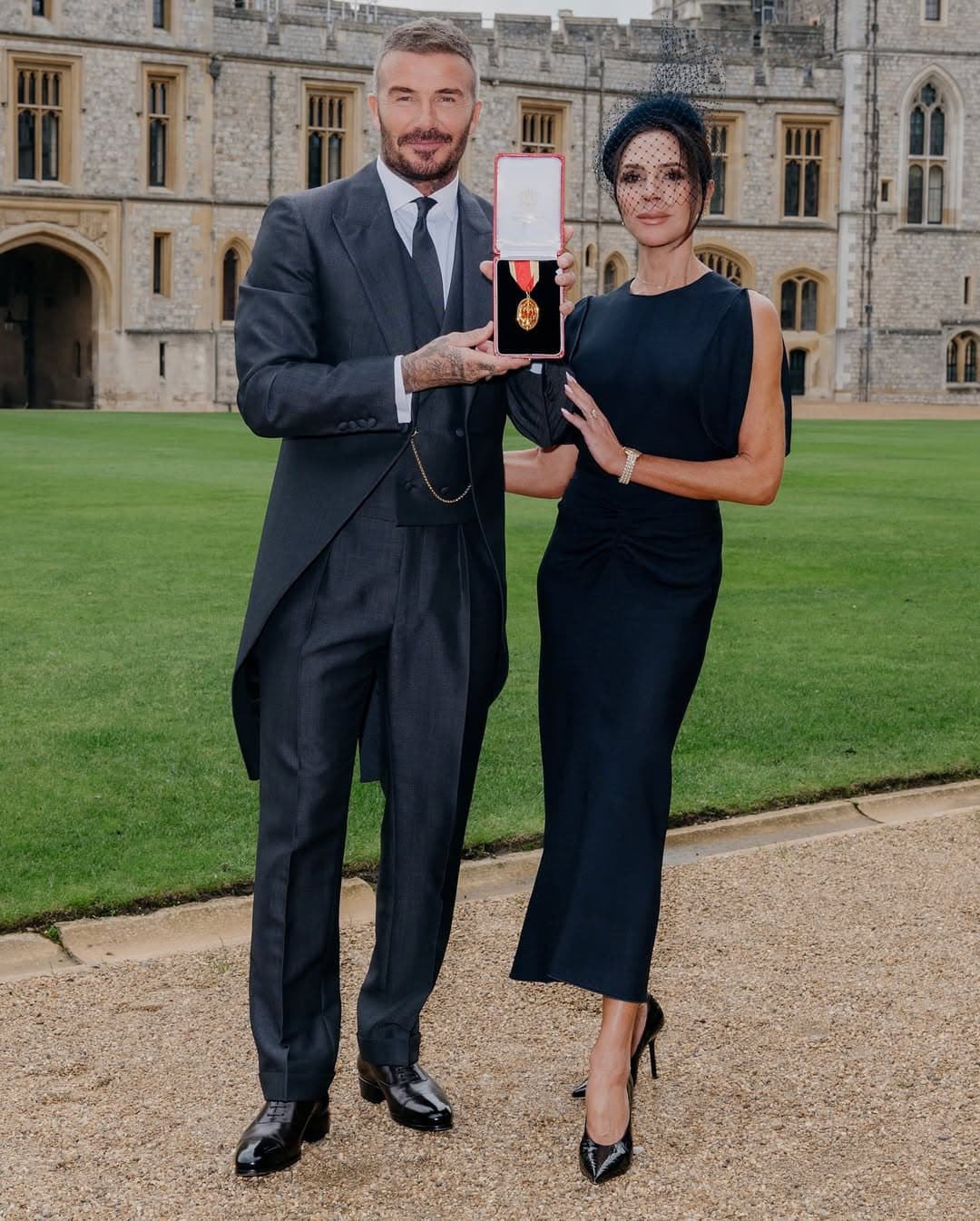 貝克漢和妻子維多利亞。(翻攝victoriabeckham IG)