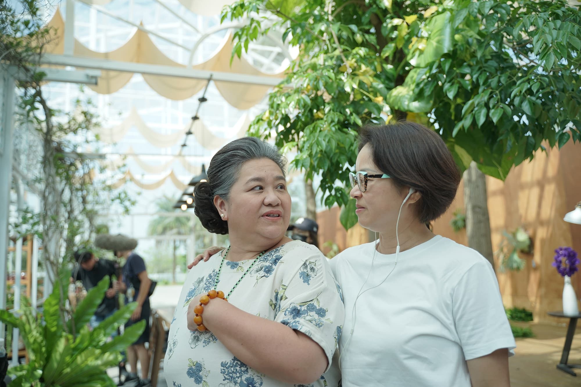 陳慧玲(右)打造結合花卉美學的玻璃屋,與鍾欣凌(左)飾演的彩香婆婆緊密相連。(公視提供)