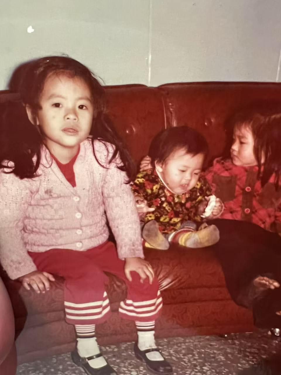 大S過世後,小S上傳她和大S及大姐的幼年照片,寫著「好想妳」。(翻攝自小S臉書)