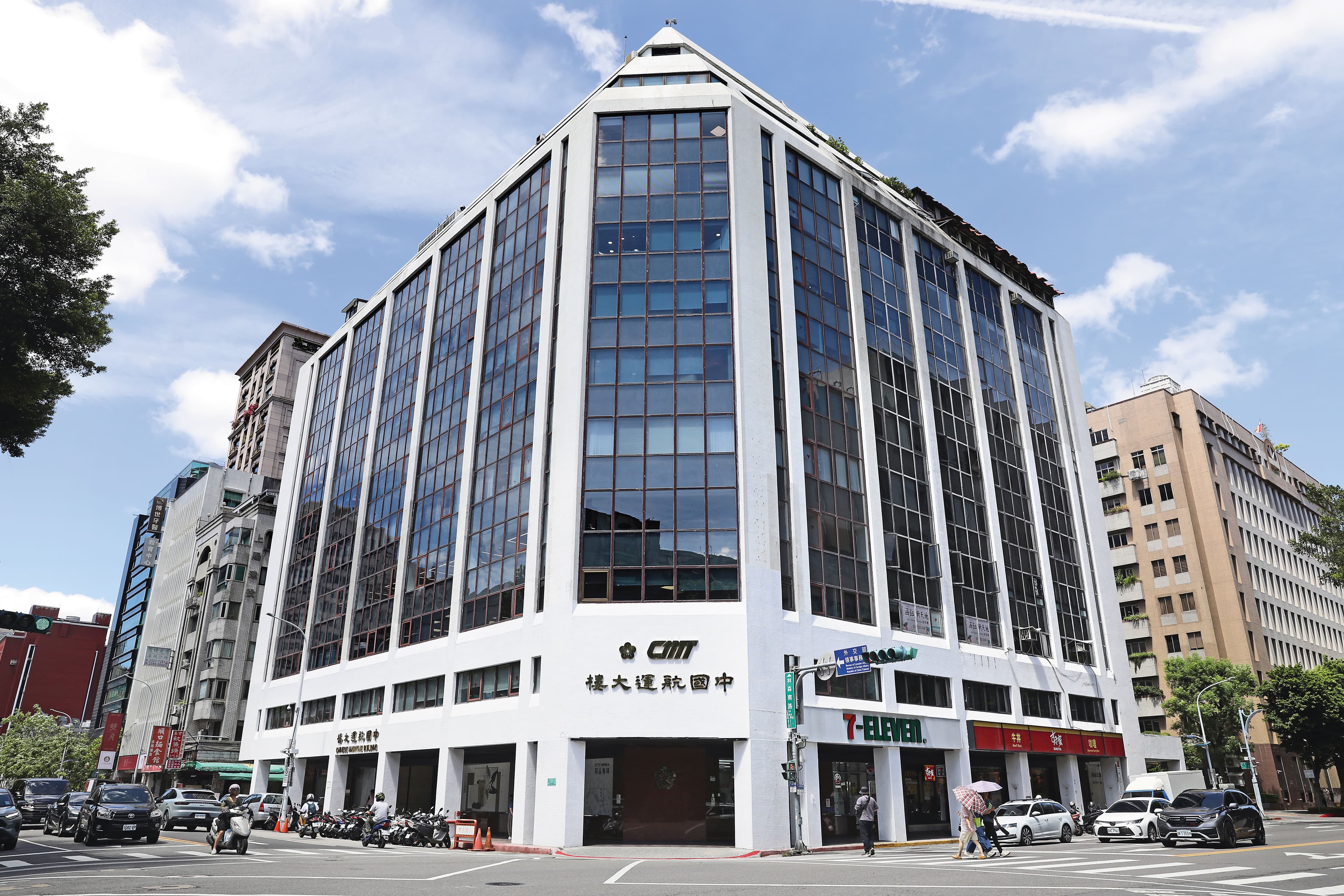 陳佩琪以柯文哲名義,去年5月以現金4千3百萬元,買下立法院附近的商辦「中國航運大樓」(圖)。