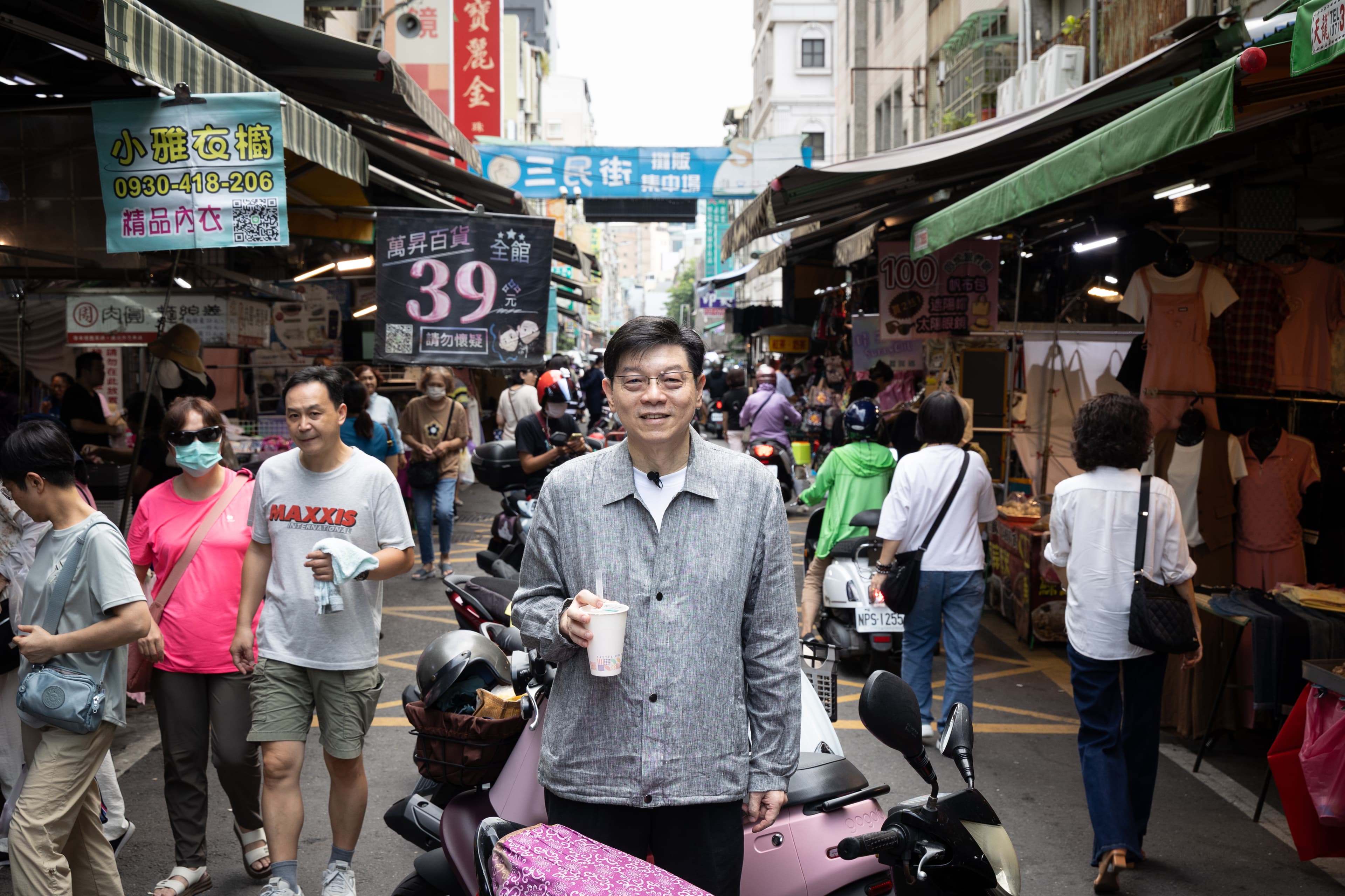 來到高雄,必須習慣在機車陣中尋覓美食。