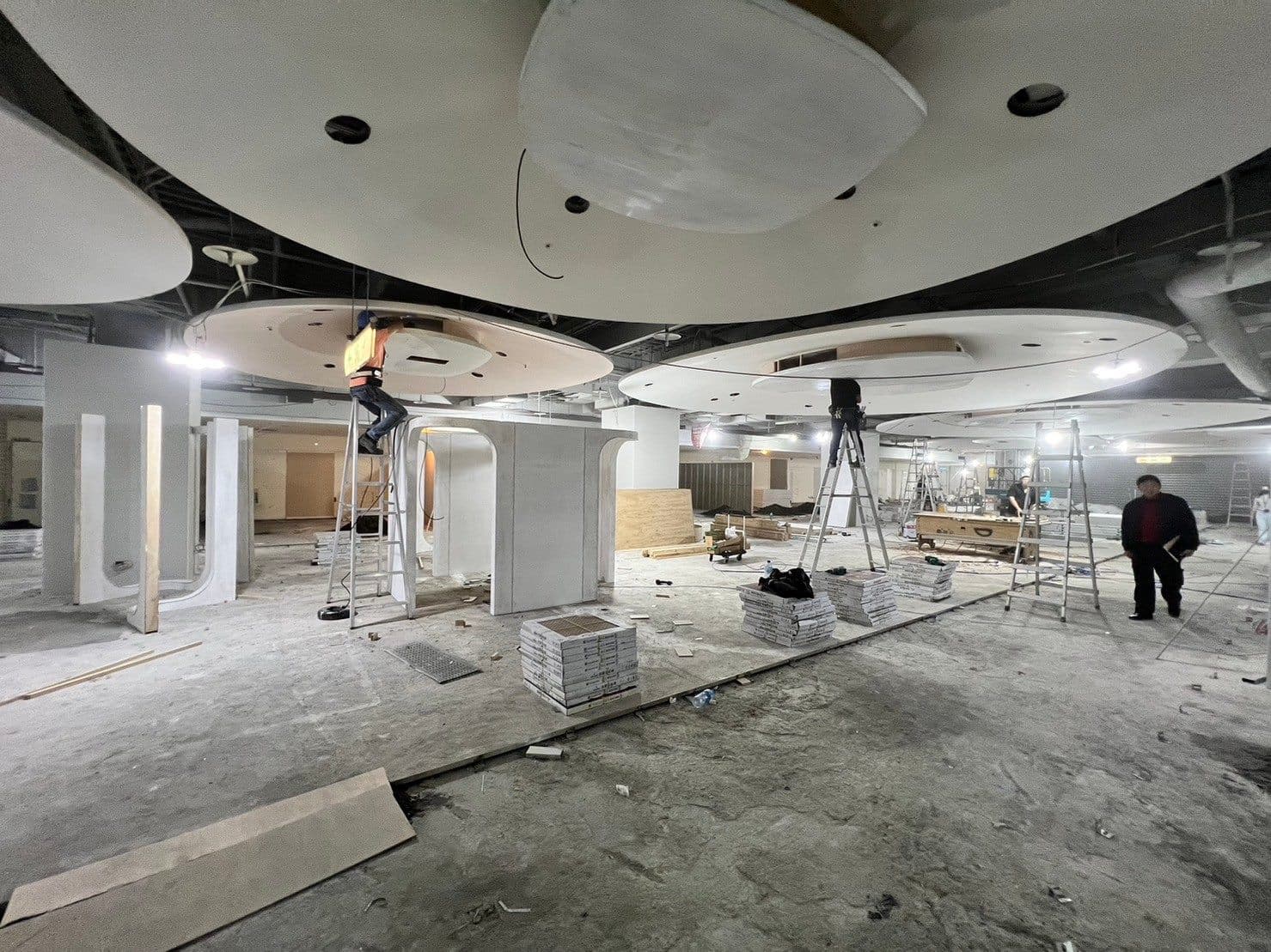 建管處要求新光三越限期30日內補辦室內裝修施工許可。(北市建管處提供)