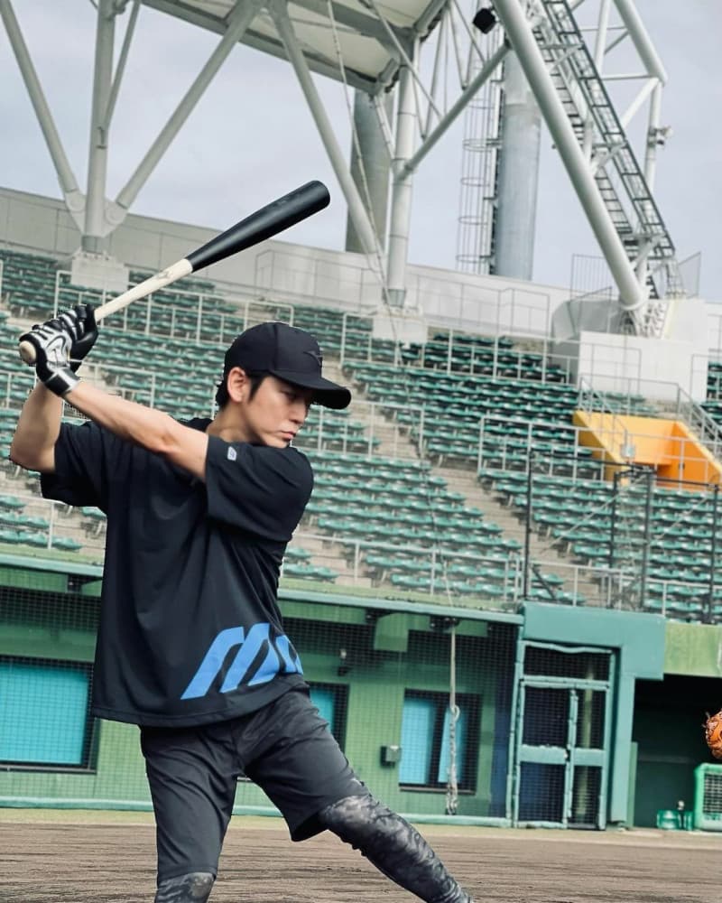 龜梨和也曾是少棒隊選手,非常熱愛運動。(翻攝龜梨和也IG)