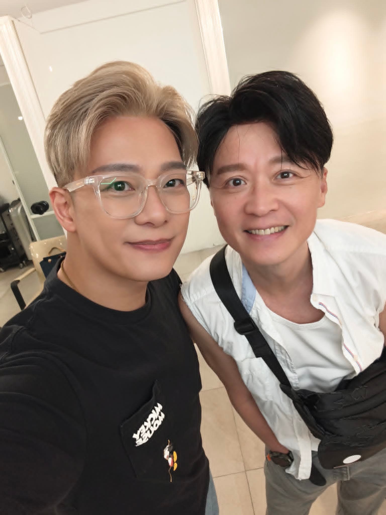 林則希幫為何豪傑挑選合適假髮，之後再經過設計師修剪合適髮型。ReCrown Hair 國王的新衣