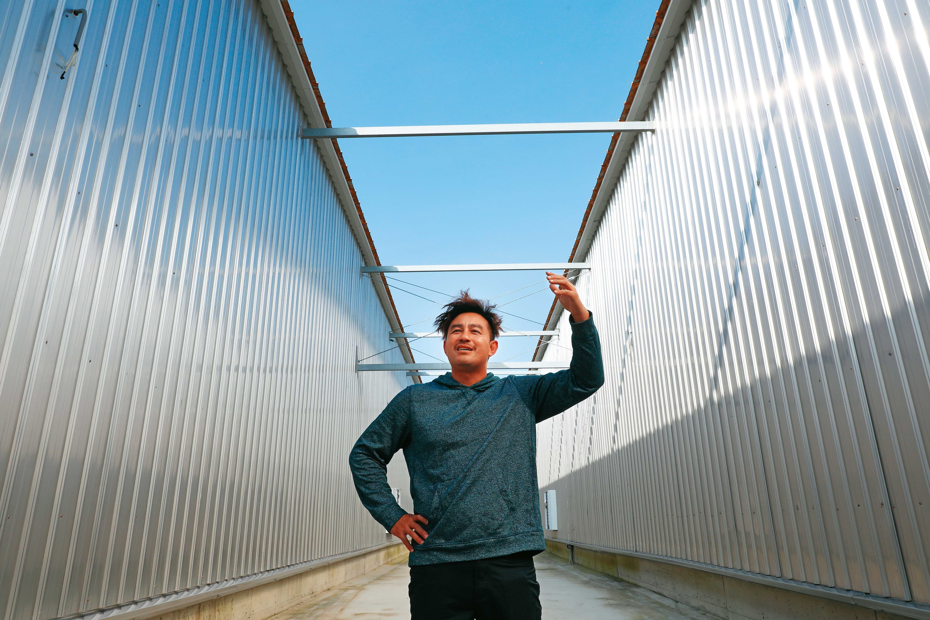 陳育旗投資的蛋雞場，屋頂上的光電設備是他出資請業者鋪設，發電收益能全拿，每月賣電收入約15萬元。