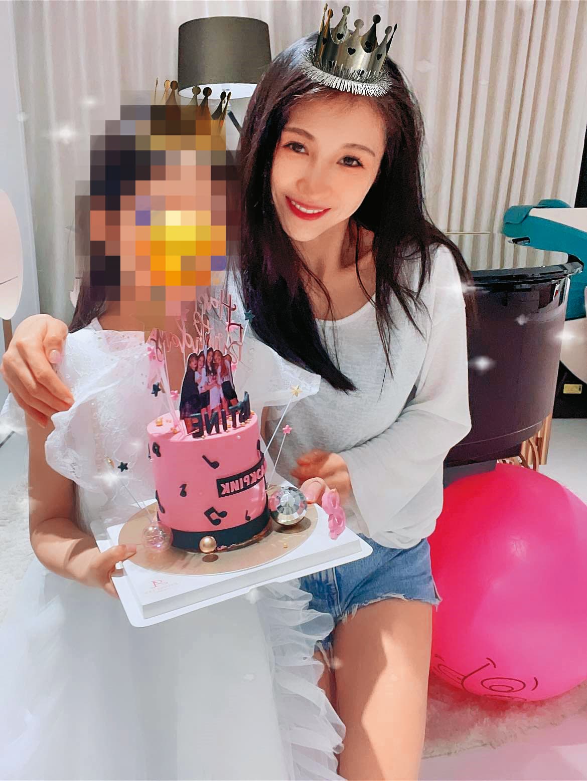沈玉琳(左)老來得女,女兒生日時,他特地抽空與老婆芽芽(右)一起幫慶生。(翻攝自沈玉琳的御琳軍粉絲團)