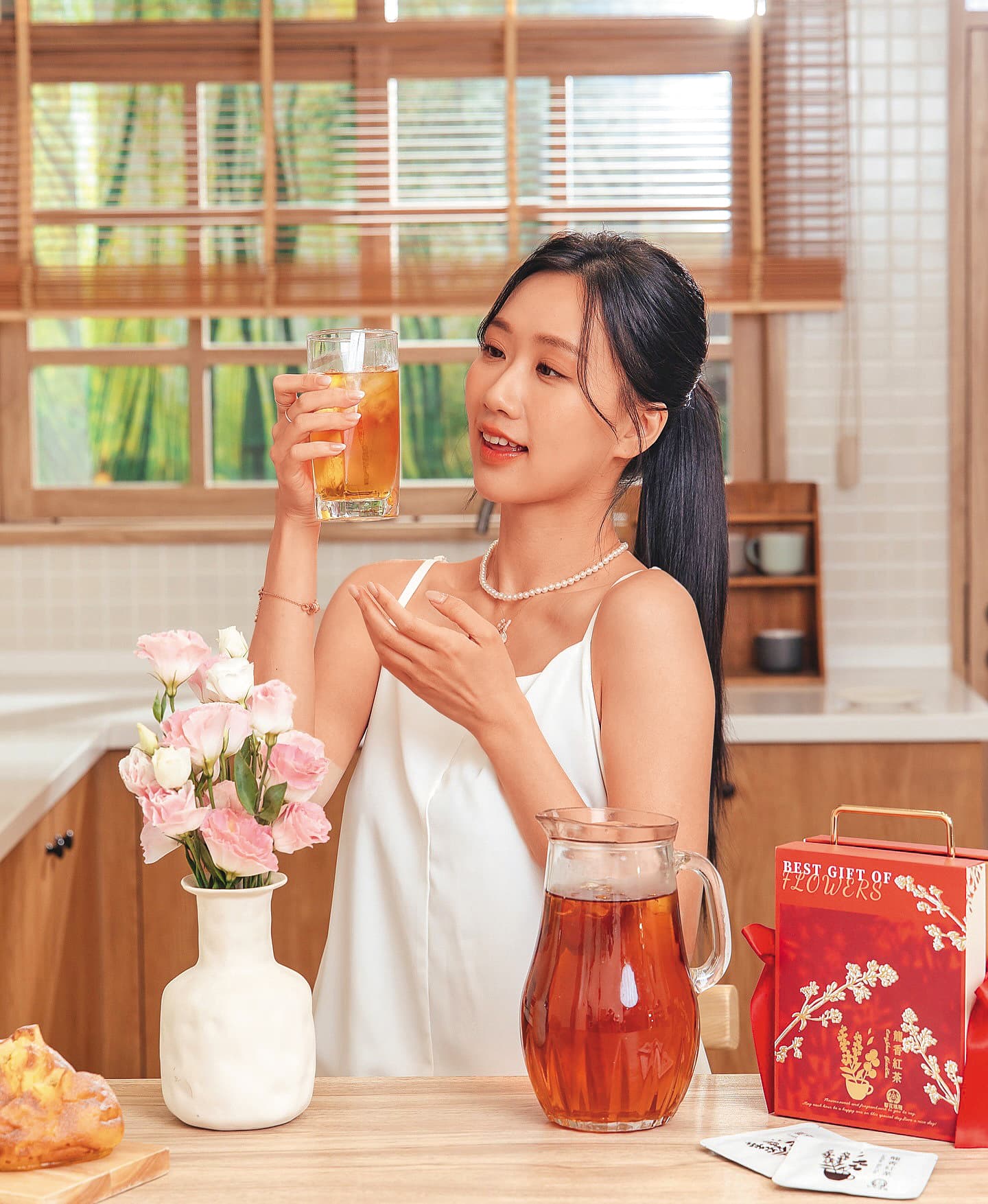 小倢憑藉健康形象,有不少品牌找她業配。(翻攝自小倢zora IG)