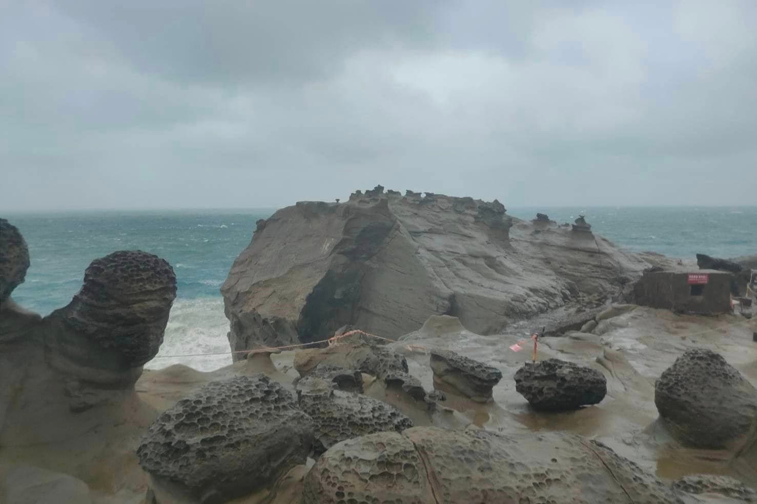 東北角海岸知名自然地景「象鼻岩」因海水長期沖蝕及自然風化,象鼻岩體在16日下午斷裂。(新北市瑞芳區公所提供)