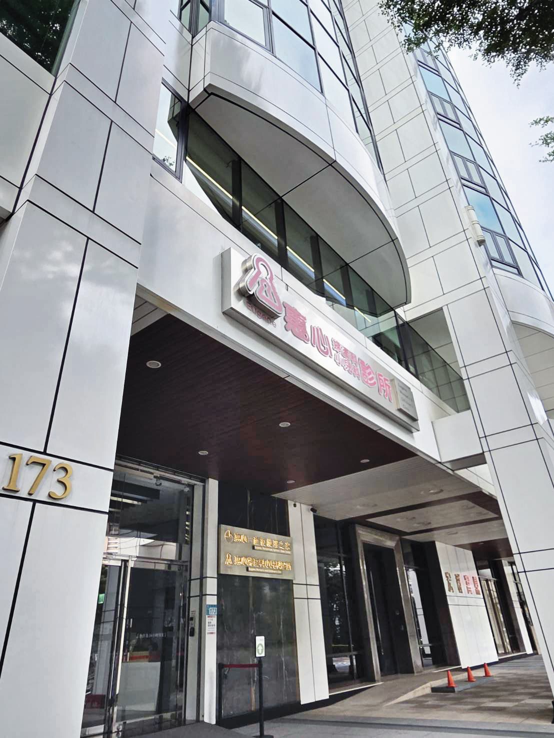在新北市三重區的惠心診所醫師陳姿伶遭控術後在孕婦腹部遺留紗布涉及過失傷害,新北地檢署已分案調查中。