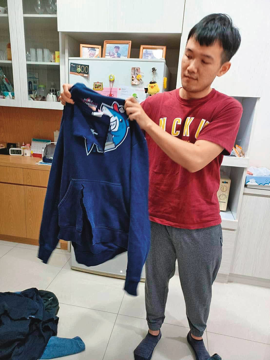 知名棒球YouTuber「台南Josh」也曾爆出遭前妻家暴,並控訴衣服遭前妻剪破。(翻攝巴毛律師混酥團)