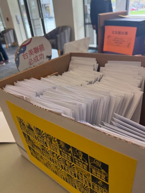 美國連署站平均每場活動都可收到近百封連署書 。(台美聯罷工作站提供)