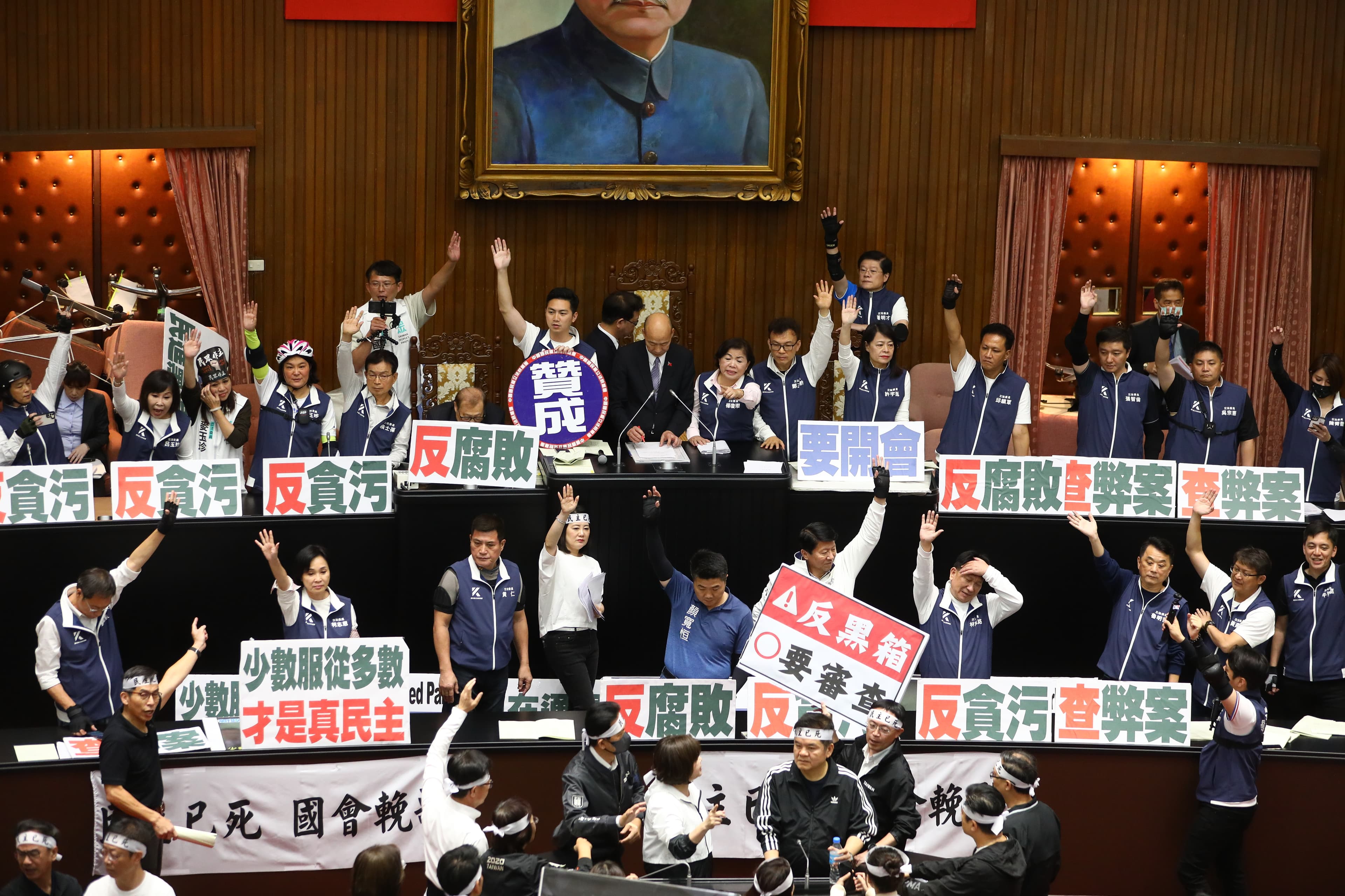 經歷長達14.5小時的表決,最後表決藍白以人數優勢二讀通過。