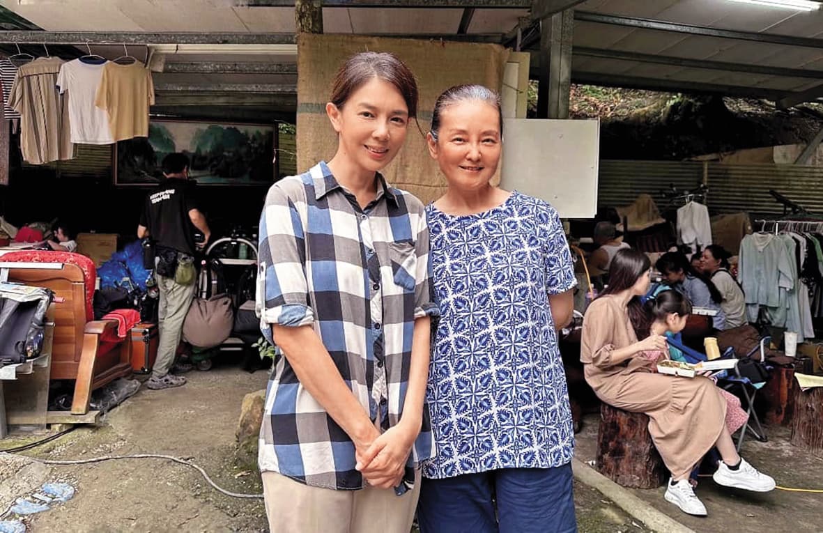 林美貞(左)前陣子和王淑娟(右)在台東演出大愛劇《生命的麥田》。 (翻攝自林美貞臉書)