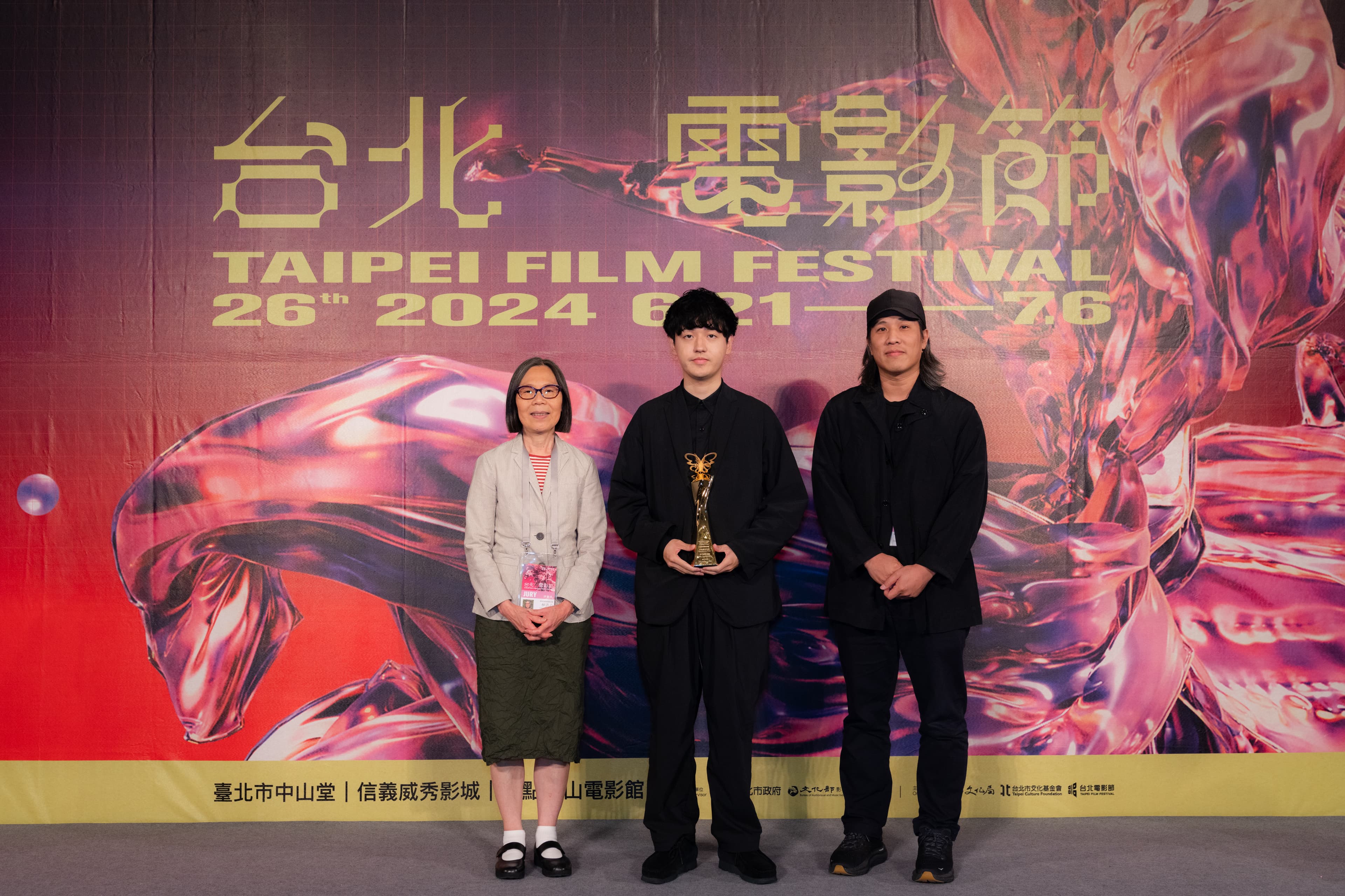 林清心(左)擔任本屆台北電影獎國際新導演競賽評審,與《我心裡的太陽》導演奧山大史(中)合影。 (台北電影節提供)