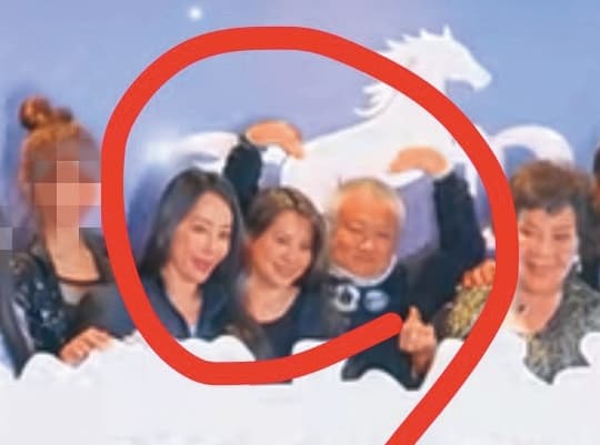 李雅楹(左)、宣昶有(右)及妻子(中)3人並排同框合照,彼此關係看來很不錯。(翻攝自WhatA VOGUE Youtube)