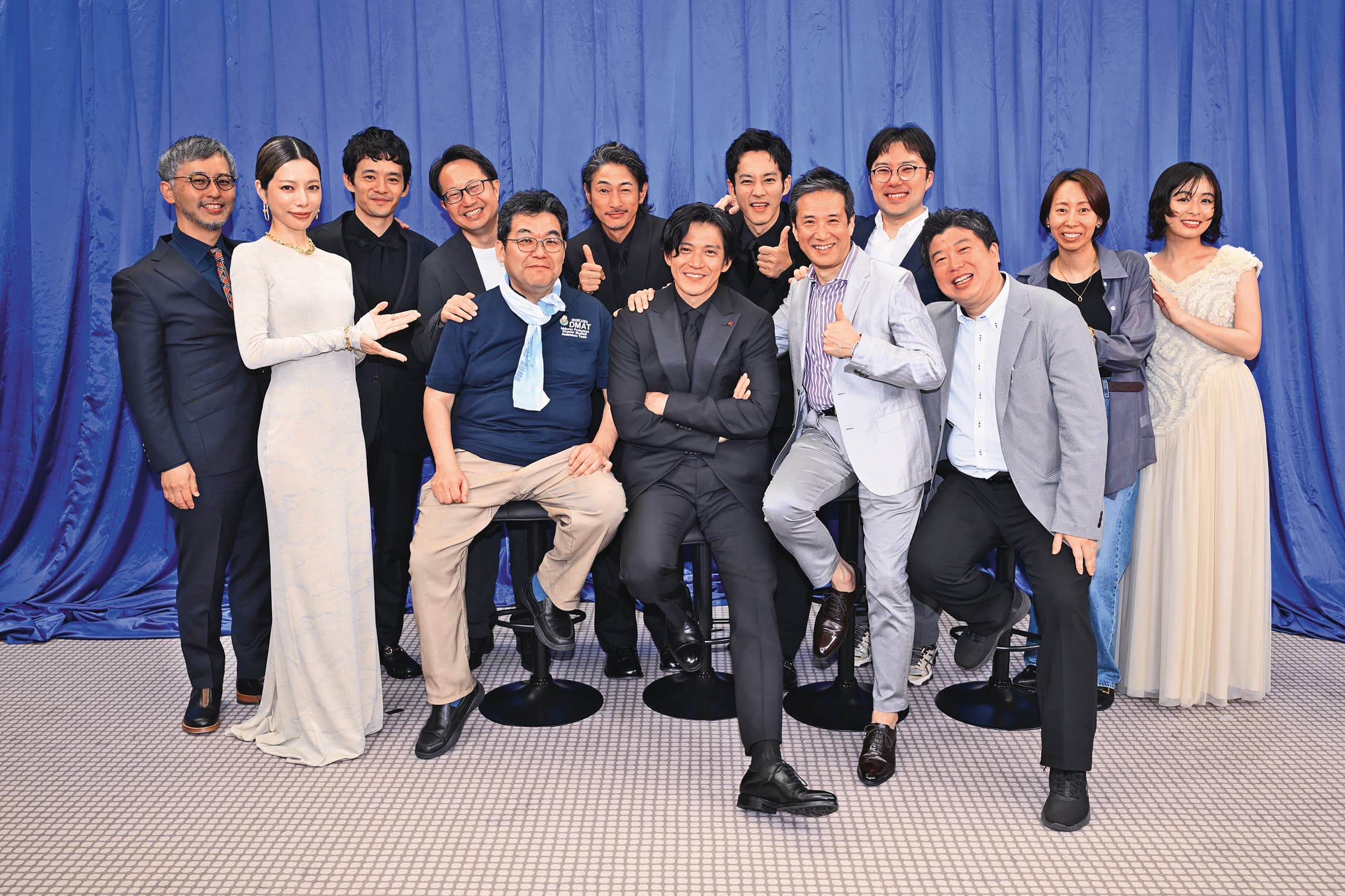 導演關根光才(左一)率領《戰疫前線》主要演員與劇中角色原型人物相見歡。(天馬行空提供)