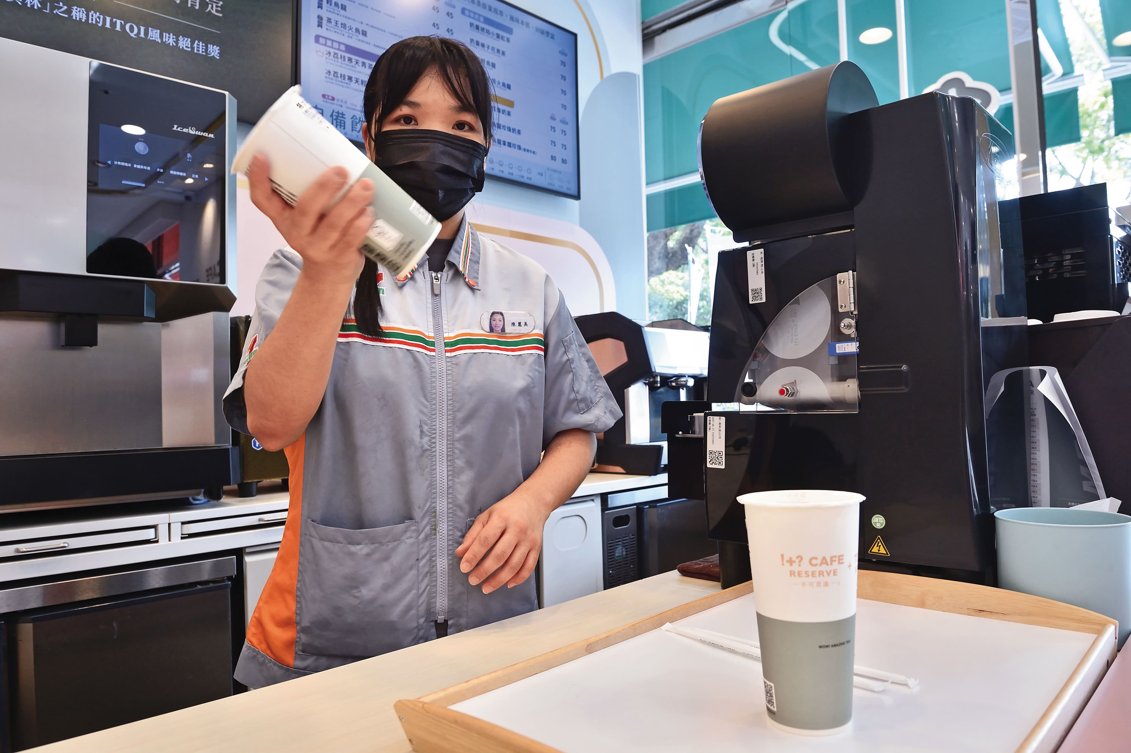 統一手搖茶飲店的工作人員,身穿經典的小七配色制服。