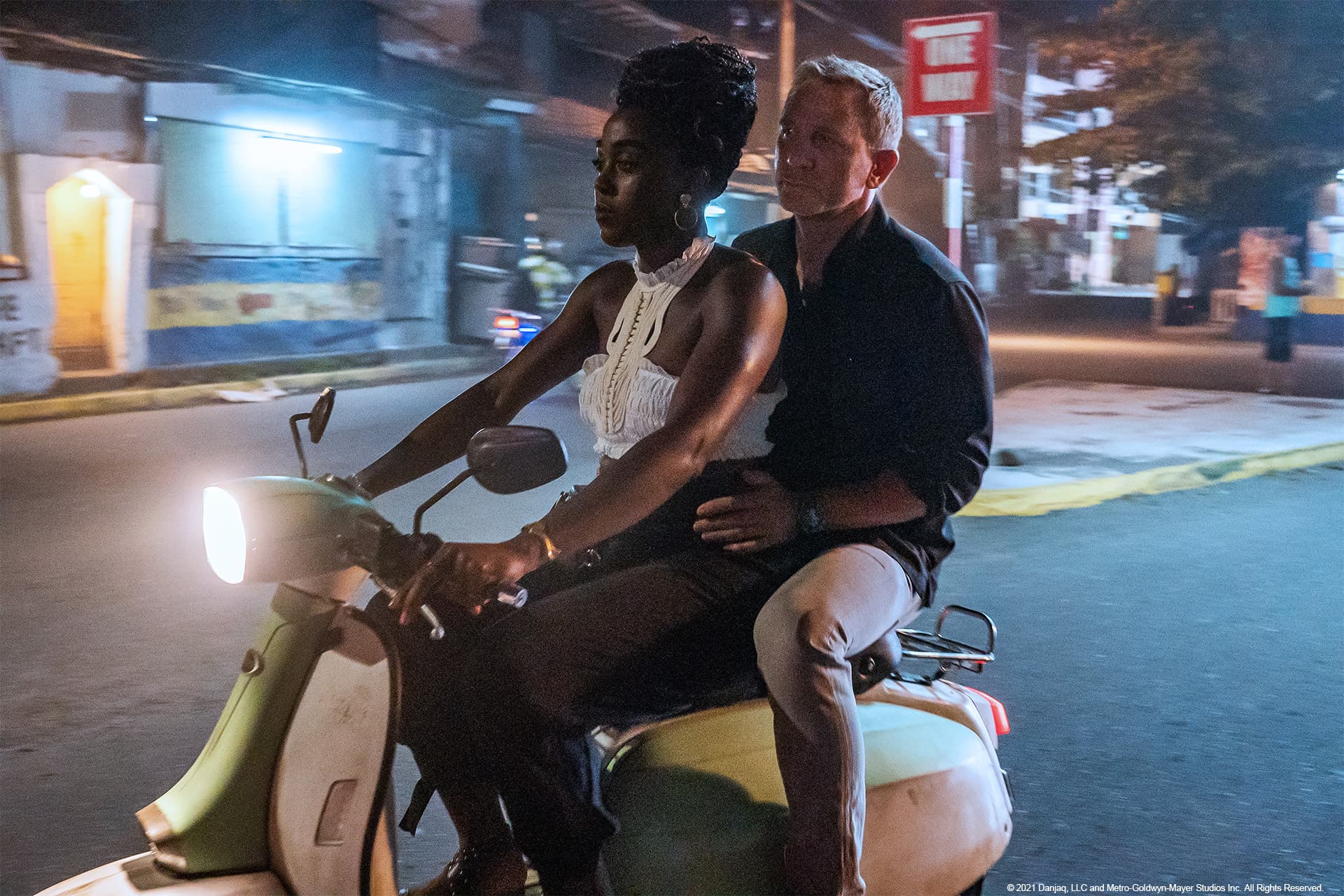 《007生死交戰》破例讓娜塔莎林區(左)以「007」代號行動,還騎車載著龐德出任務。(AXN提供)