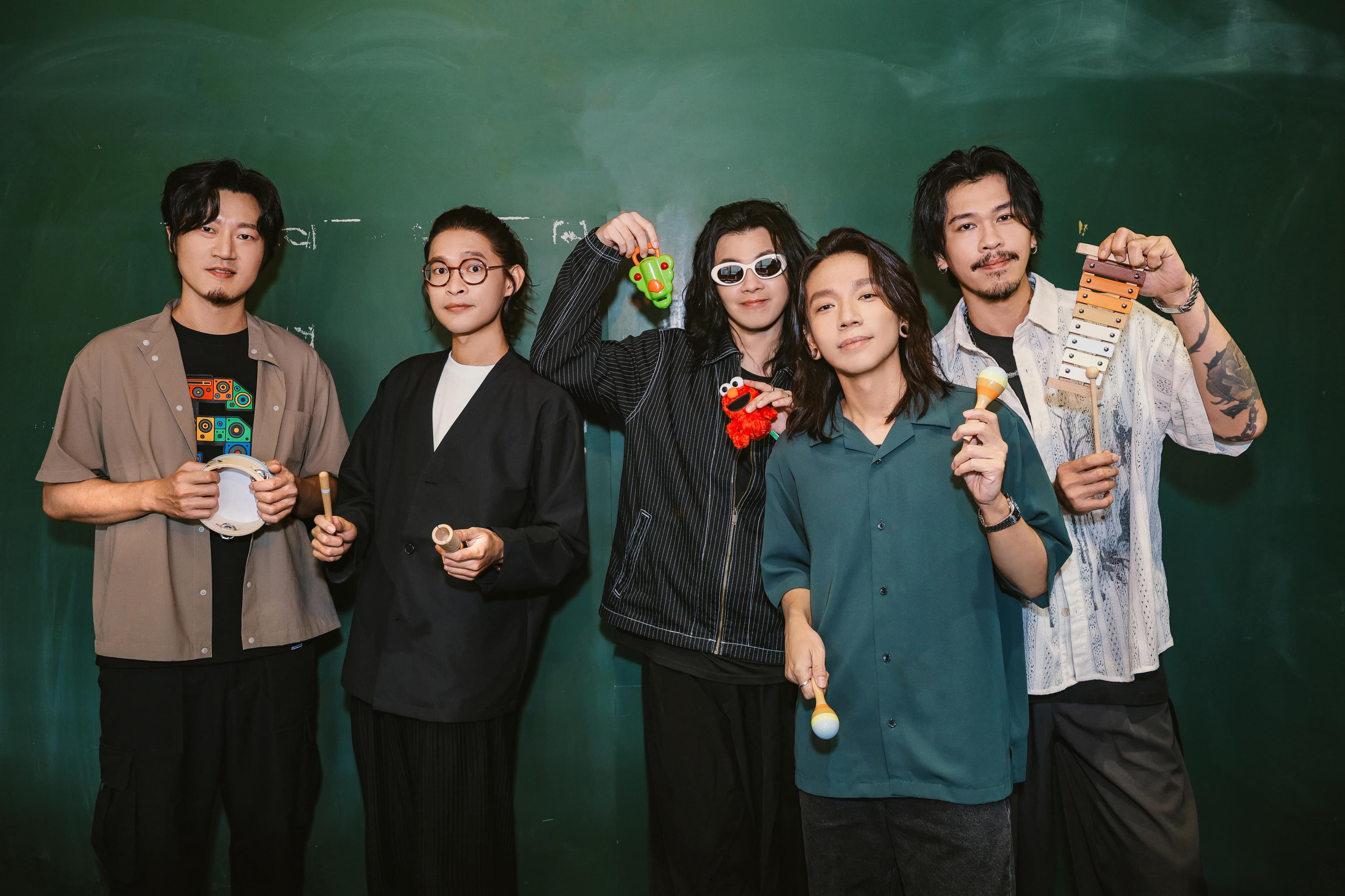 麋先生MIXER新歌〈散散步〉由貝斯手以諾夫婦一起完成,「乾爹」們也放話「乾女兒只要不做壞事我們都支持。」(相信音樂提供)