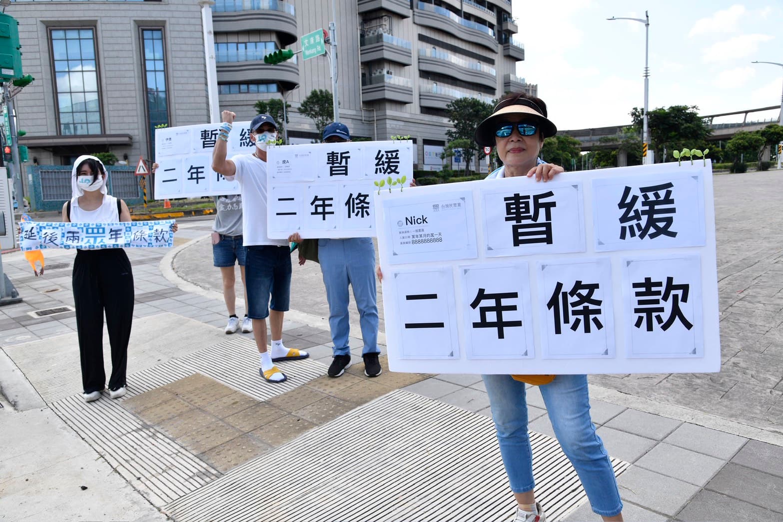 民眾黨今日召開黨代表大會,決議維持不分區立委2年條款,但有黨內人士向媒體抱怨,黃國昌逕自擱置關於2年條款的提案,不給討論也不給表決。(鏡報李智為)