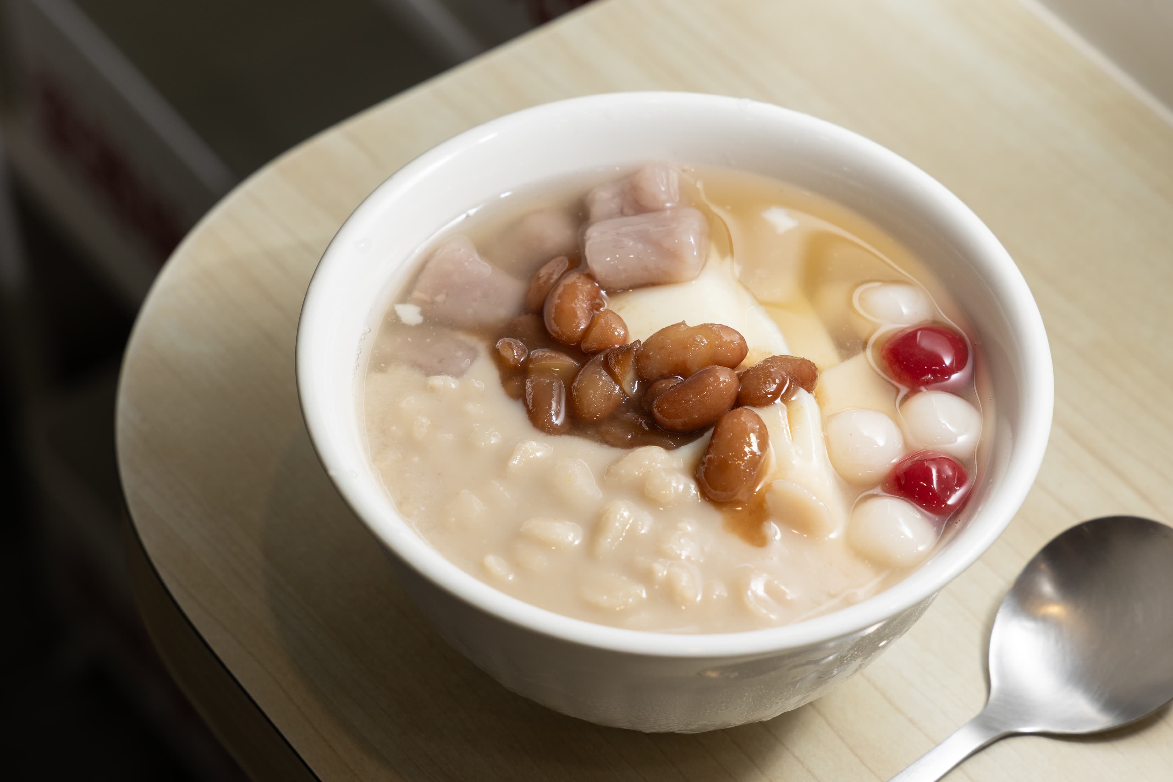 「全香豆花」的招牌豆花遵循古法以石膏製作,豆香十足、口感綿密。(鄭祺耀攝)