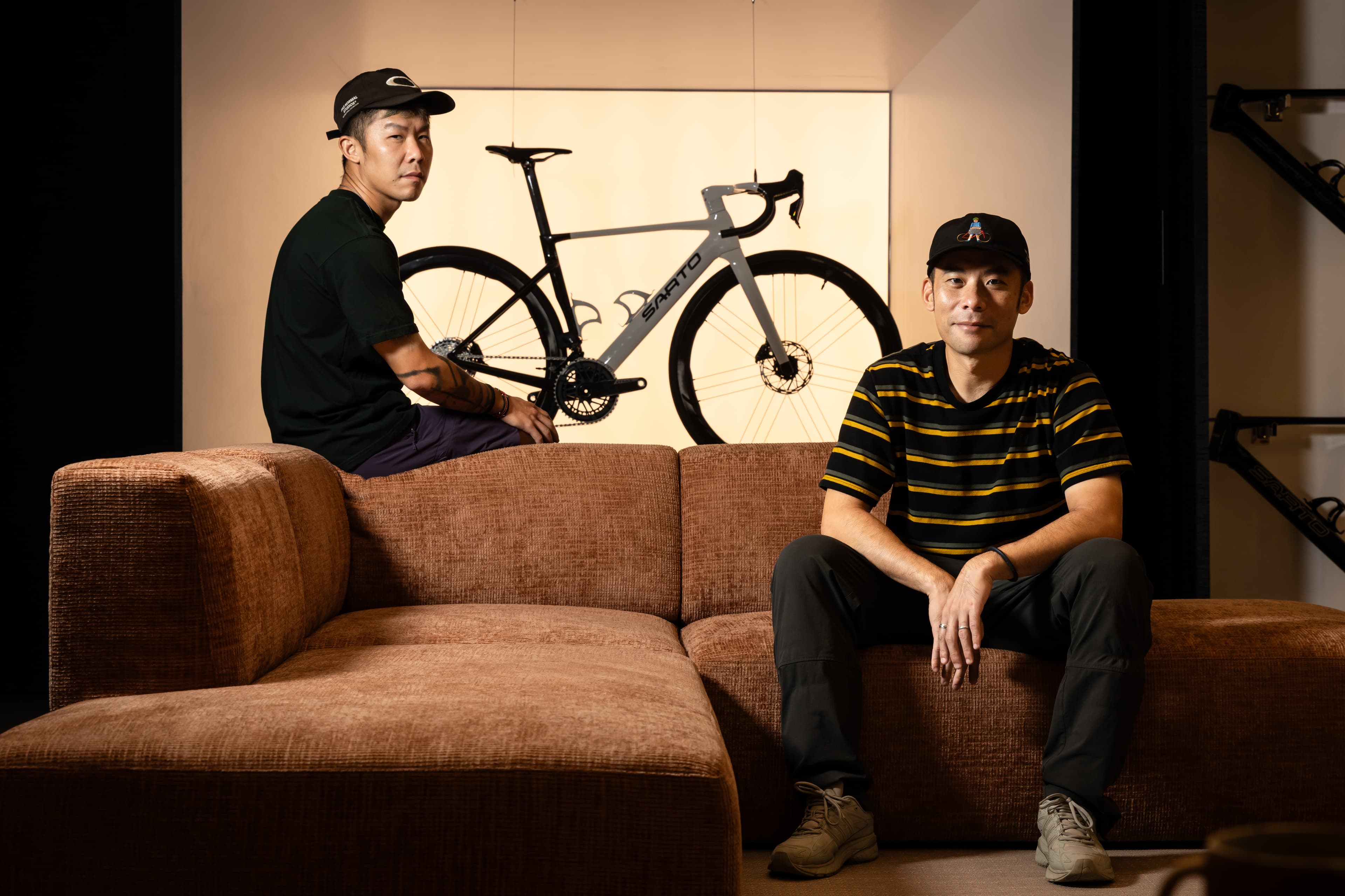 修敏燁(右)與修敏豪(左)兄弟,都是有15年以上車齡的車友,共同打造大男孩的單車俱樂部。