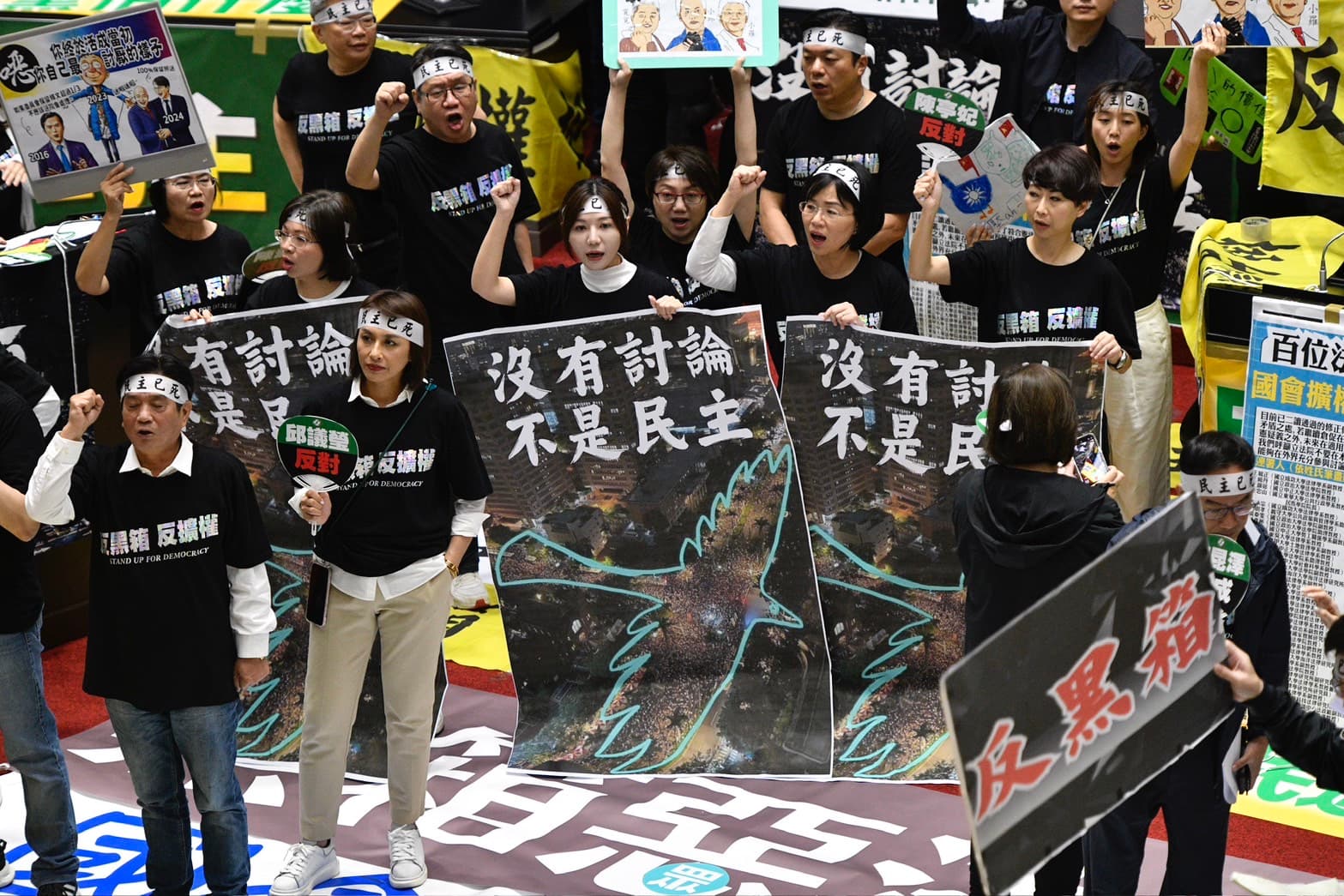 綠營隨後不甘示弱集結叫陣,到議場中央齊聲高呼「沒有討論、不是民主、反黑箱、反擴權」。