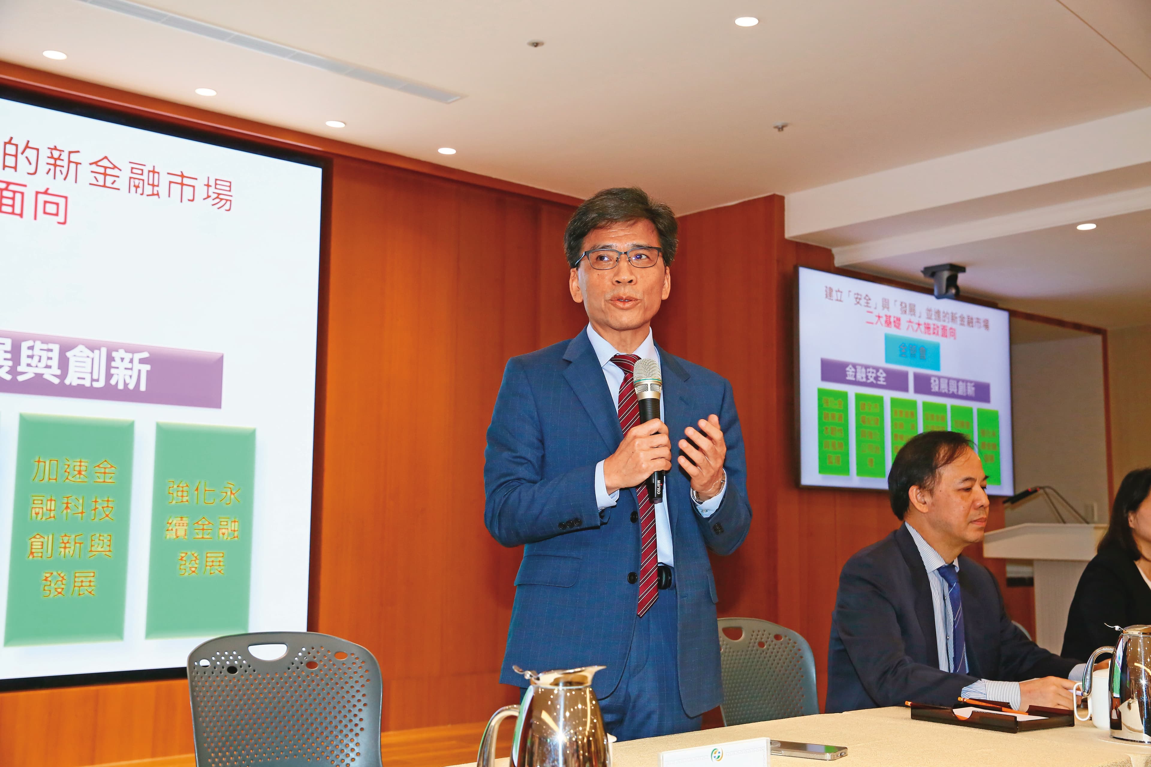金管會主委彭金隆(左)上任後,新新併將是他第一件重要審查金融併購案。