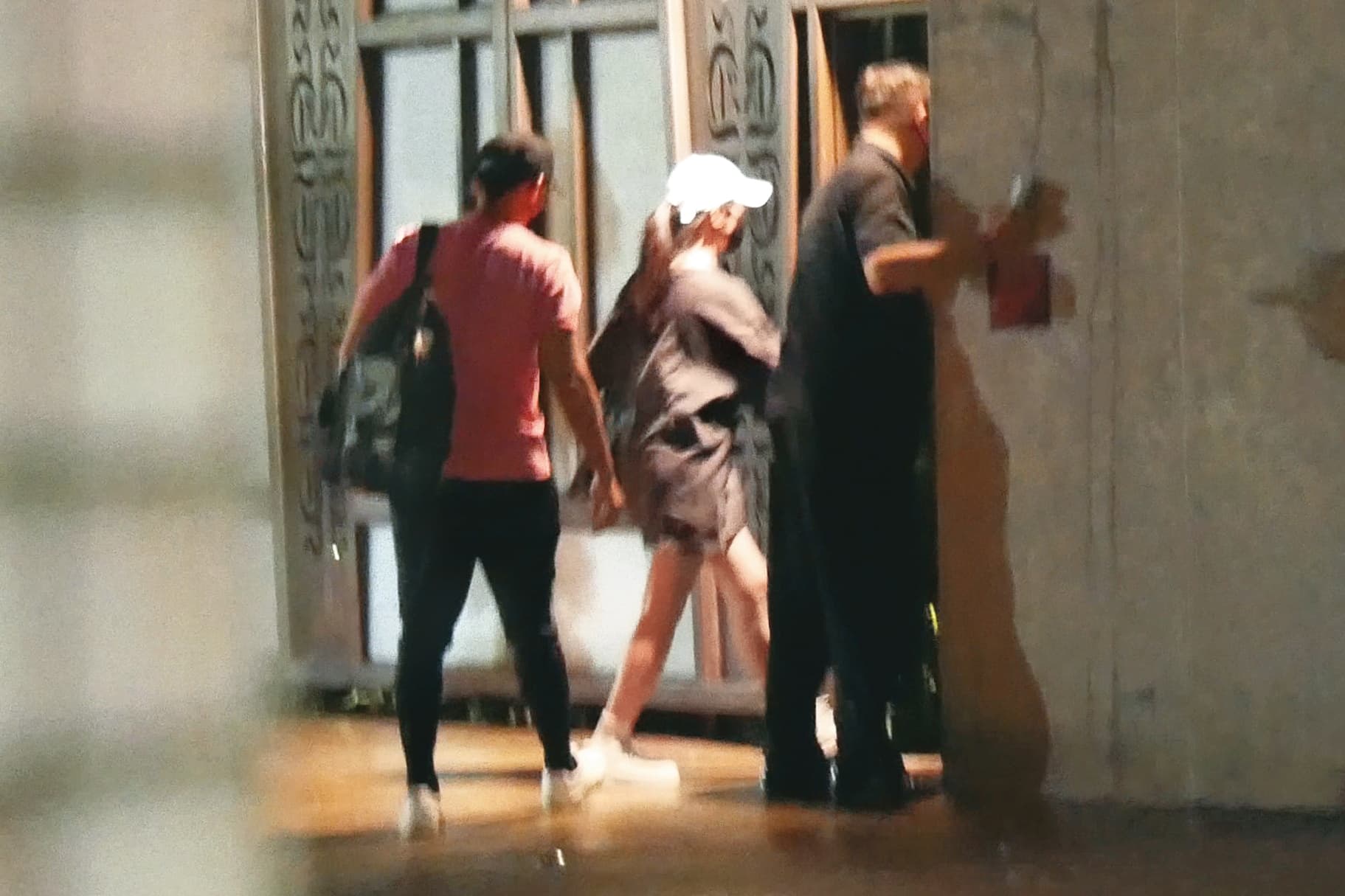 同一扇門,本刊曾經拍過温昇豪(左)深夜與李杏(中)結束聚會後一起進去,不過兩人解釋還有其他人在。