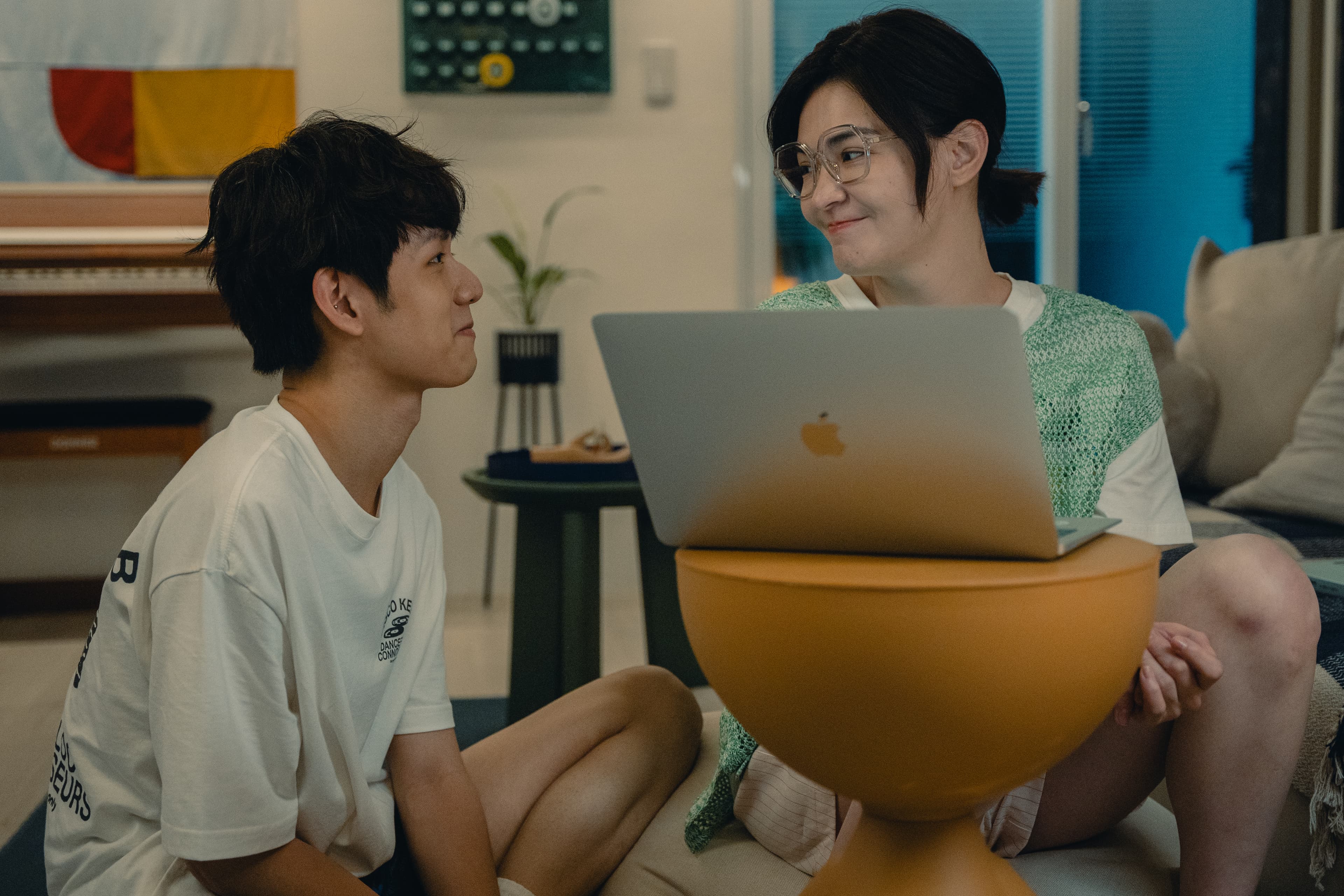 《整形過後》洪暐哲(左)飾演的護理師堪稱張榕容(右)的第一粉絲,整天圍繞在她身邊打轉。(六魚文創提供)